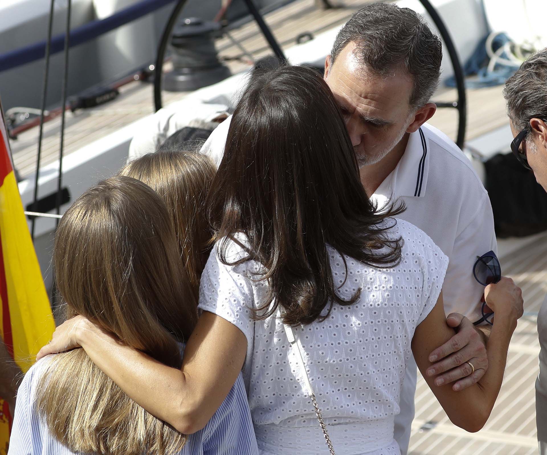 El beso de despedida de Letizia a su marido, el rey de España