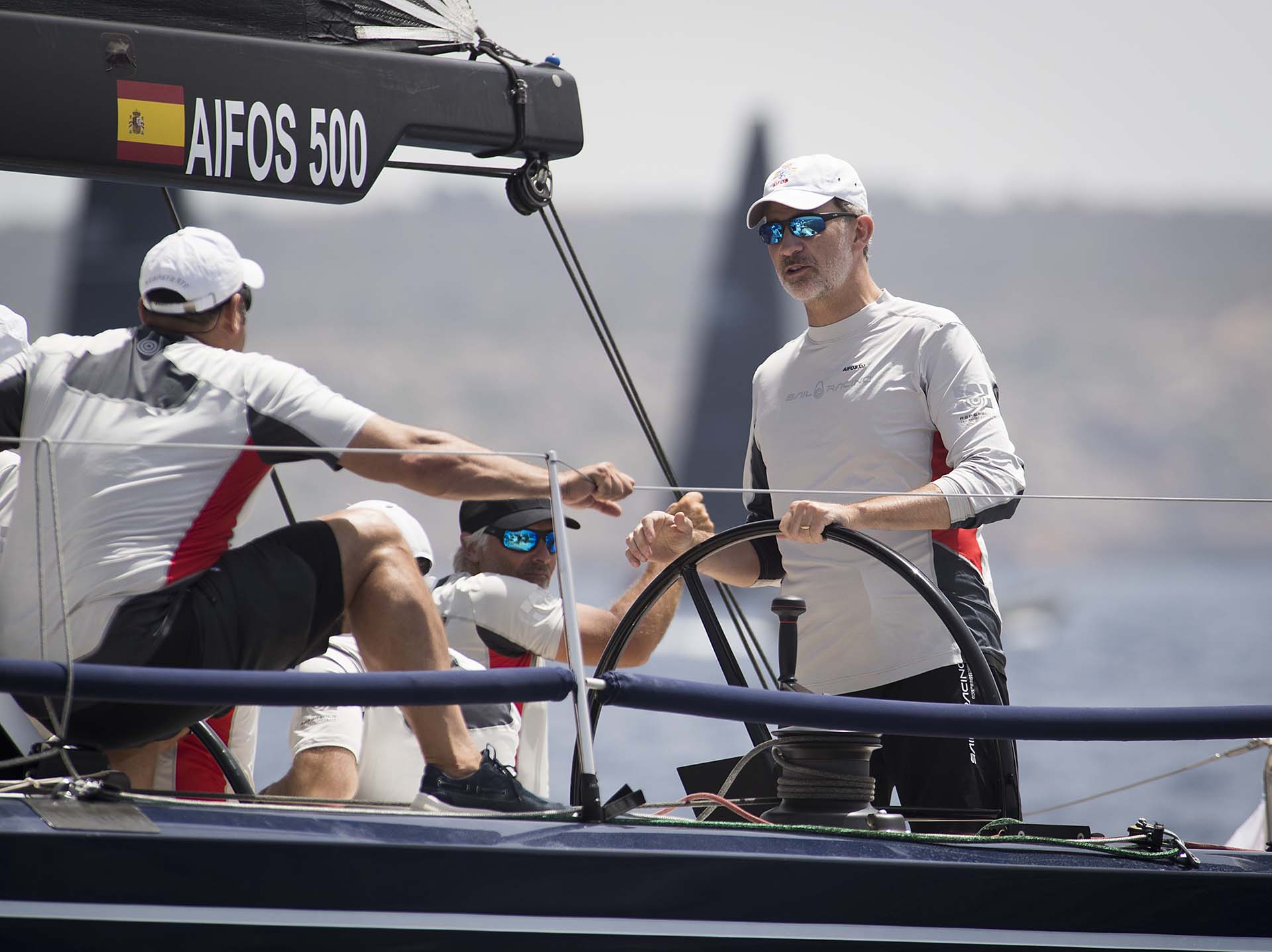 El rey español se pone al mando del timón del ‘Aifos’ el barco de la Armada Española para participar en la 38º Copa del Rey MAPFRE de Vela