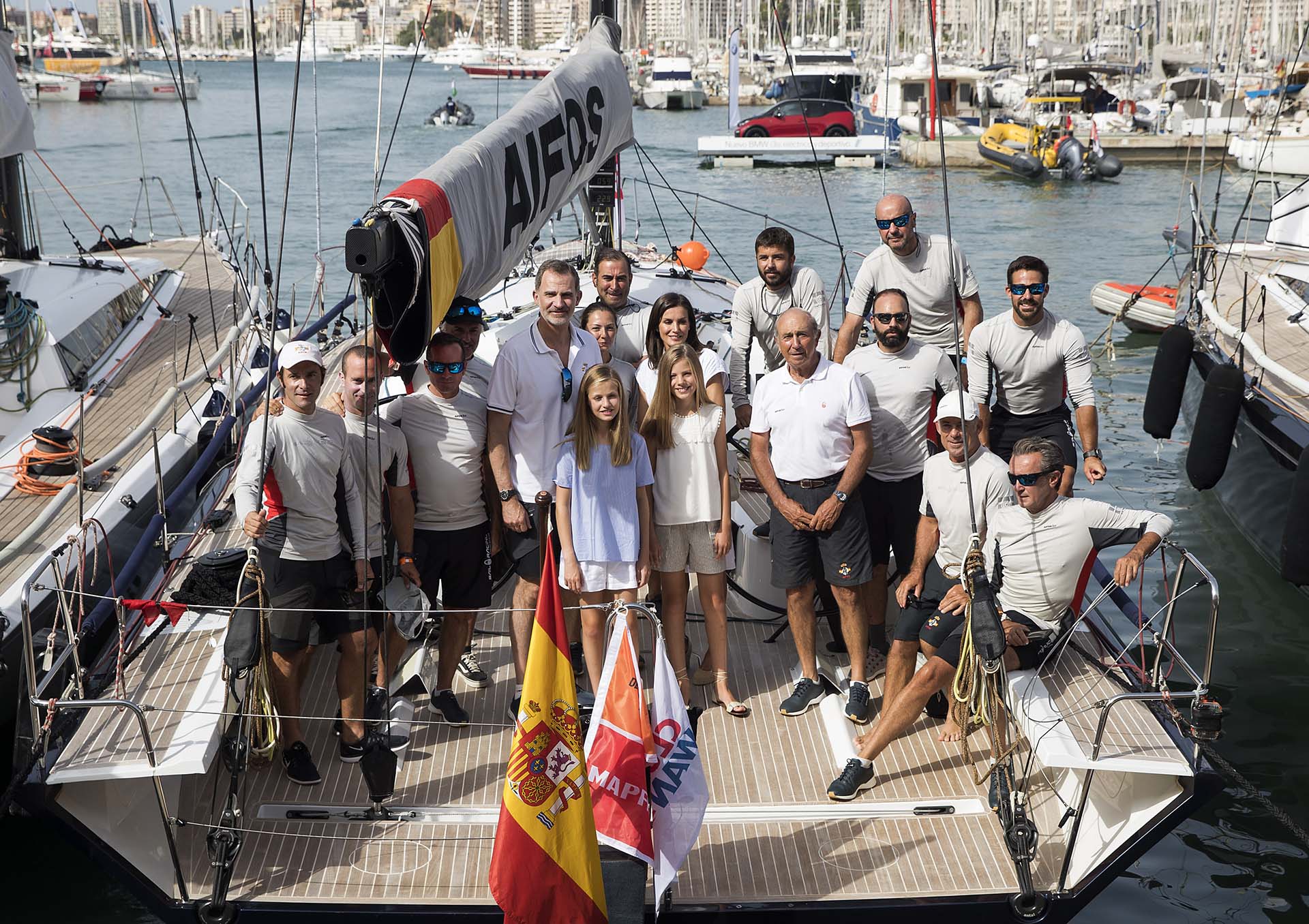 Los reyes y las princesas saludaron a todos los integrantes de la tripulación