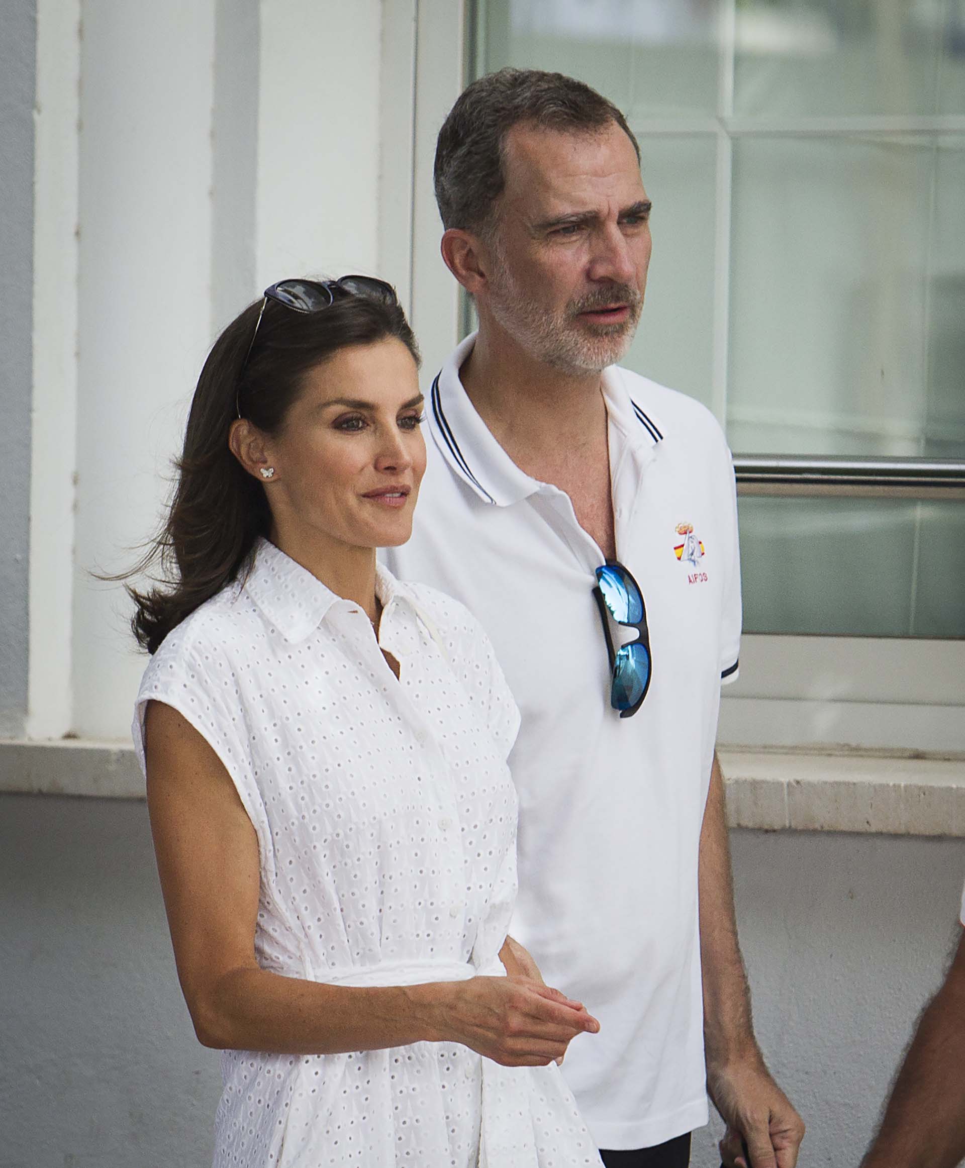 Letizia eligió un look casual en total white