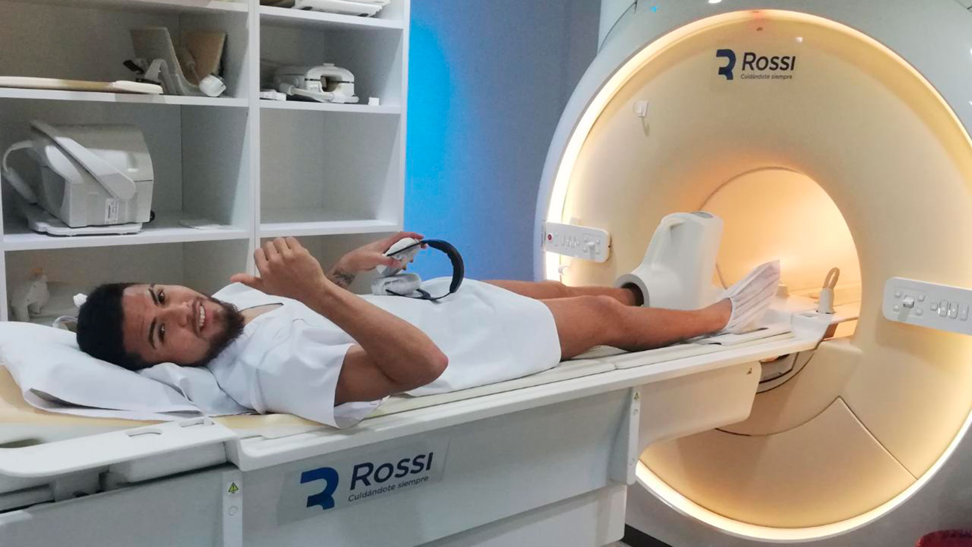 El defensor, de 25 años, en plena revisión médica