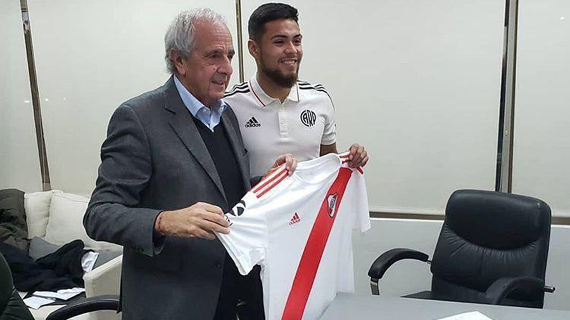 paulo diaz firmando contrato con river