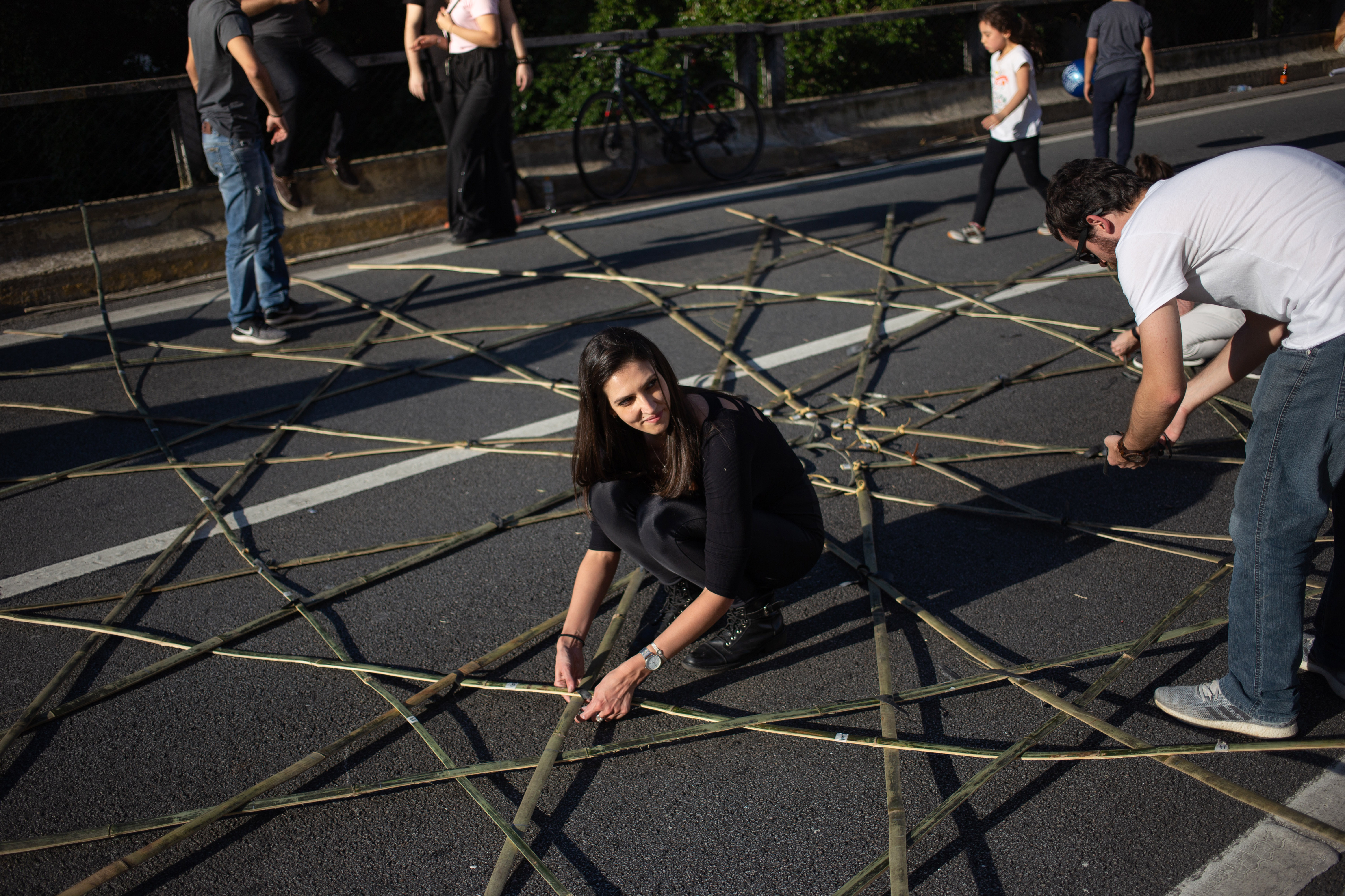 Camila Calegari Marques, una arquitecta de São Paulo, teje listones de bambú. Un análisis mostró que el domo podía ensamblarse de manera plana. (Gabriela Portilho/The New York Times)