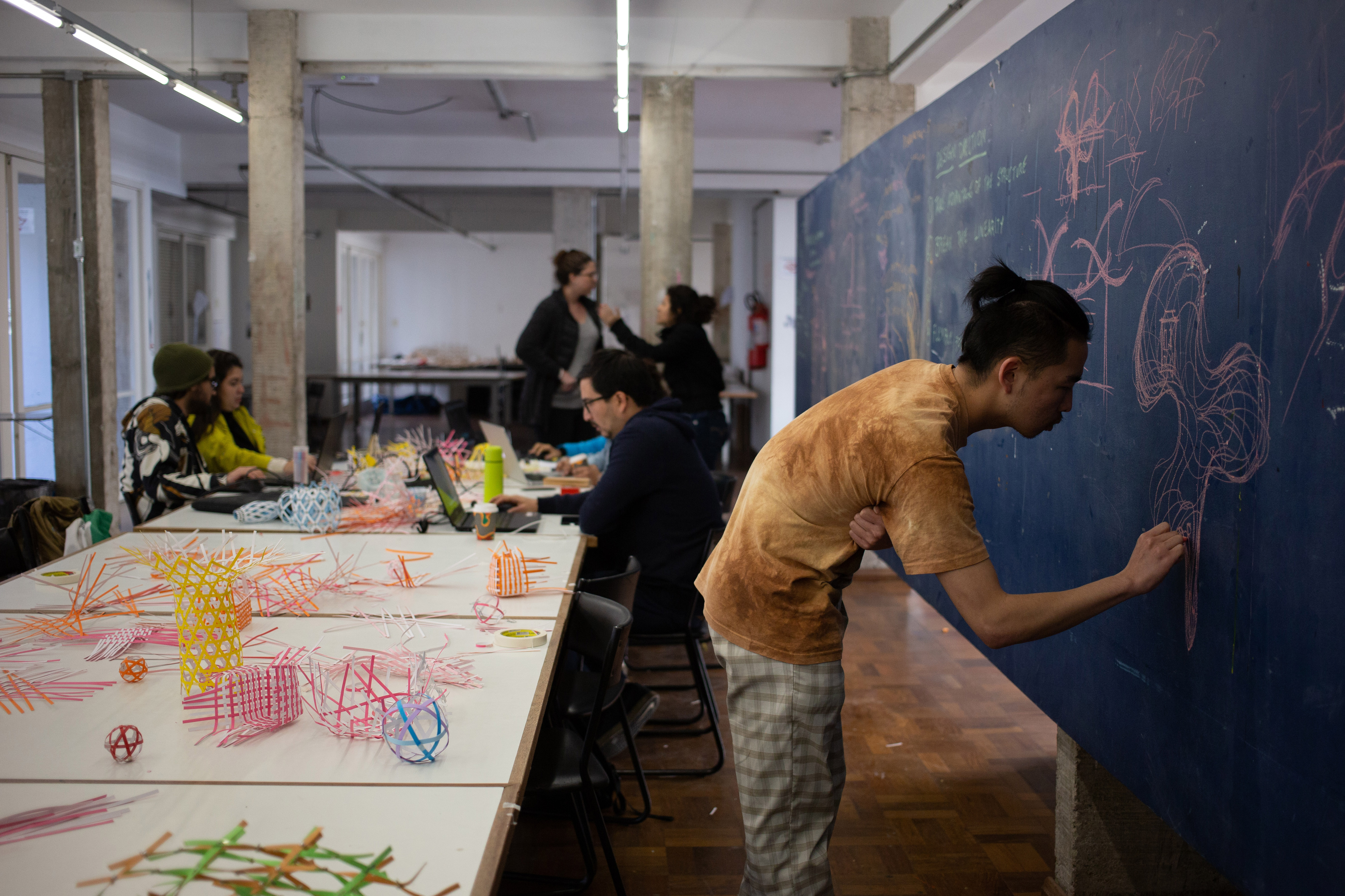 En julio, estudiantes de todo el mundo asistieron a un taller en São Paulo para diseñar y probar estructuras para el parque propuesto en el Minhocão. (Gabriela Portilho/The New York Times)