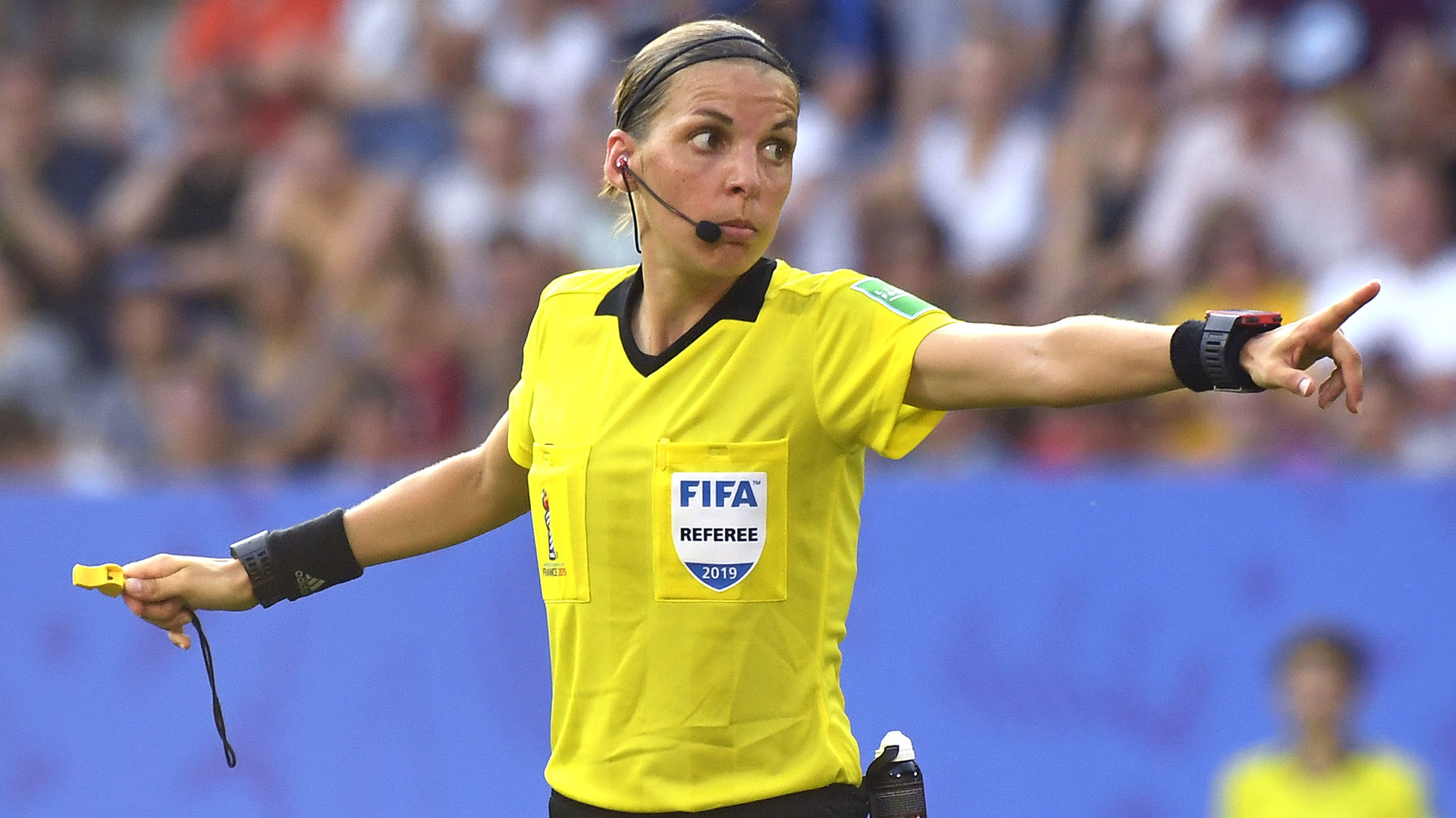 Stephanie Frappart ya fue designada para dirigir durante la temporada 2019/2020 en la Ligue 1 (Photo by Damien MEYER / AFP)