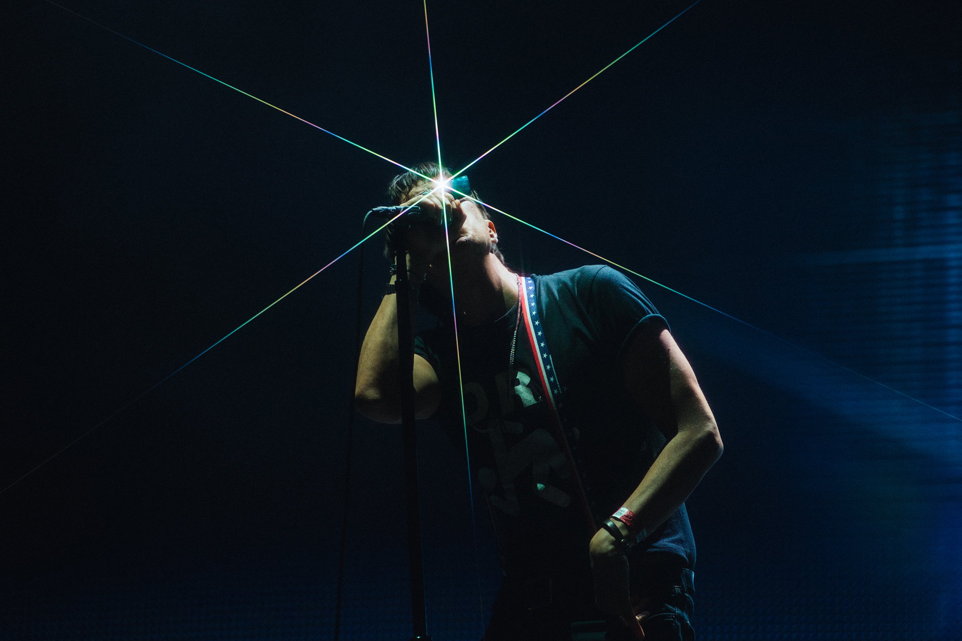 El brillo de Julian Casablancas, de The Strokes. La banda basó su show en los éxitos de sus primeros tres discos