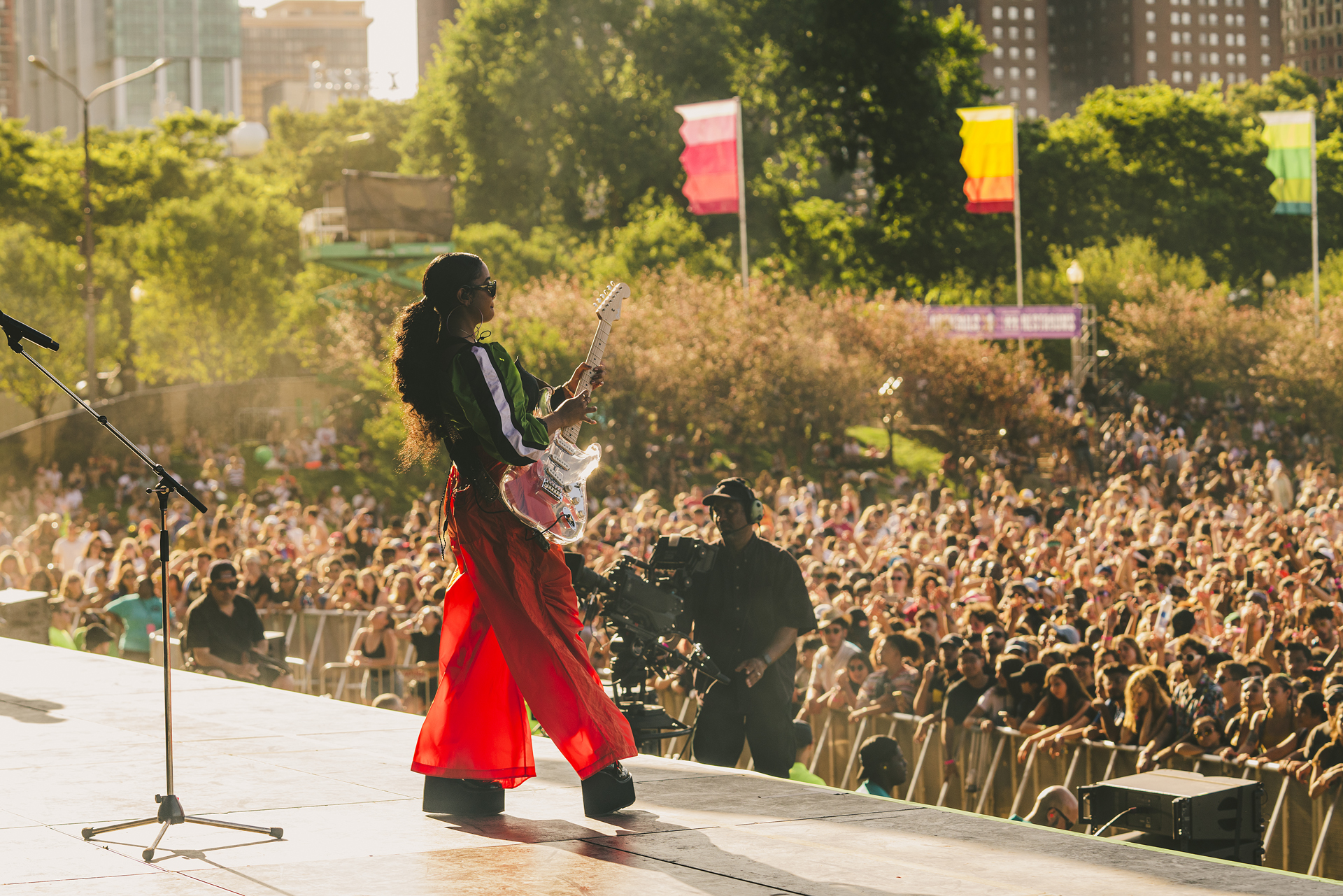 Gabriella Wilson es H.E.R., proyecto que lidera a fuerza de soul y r&b. Tocó en el escenario T-Mobile, uno de los dos principales