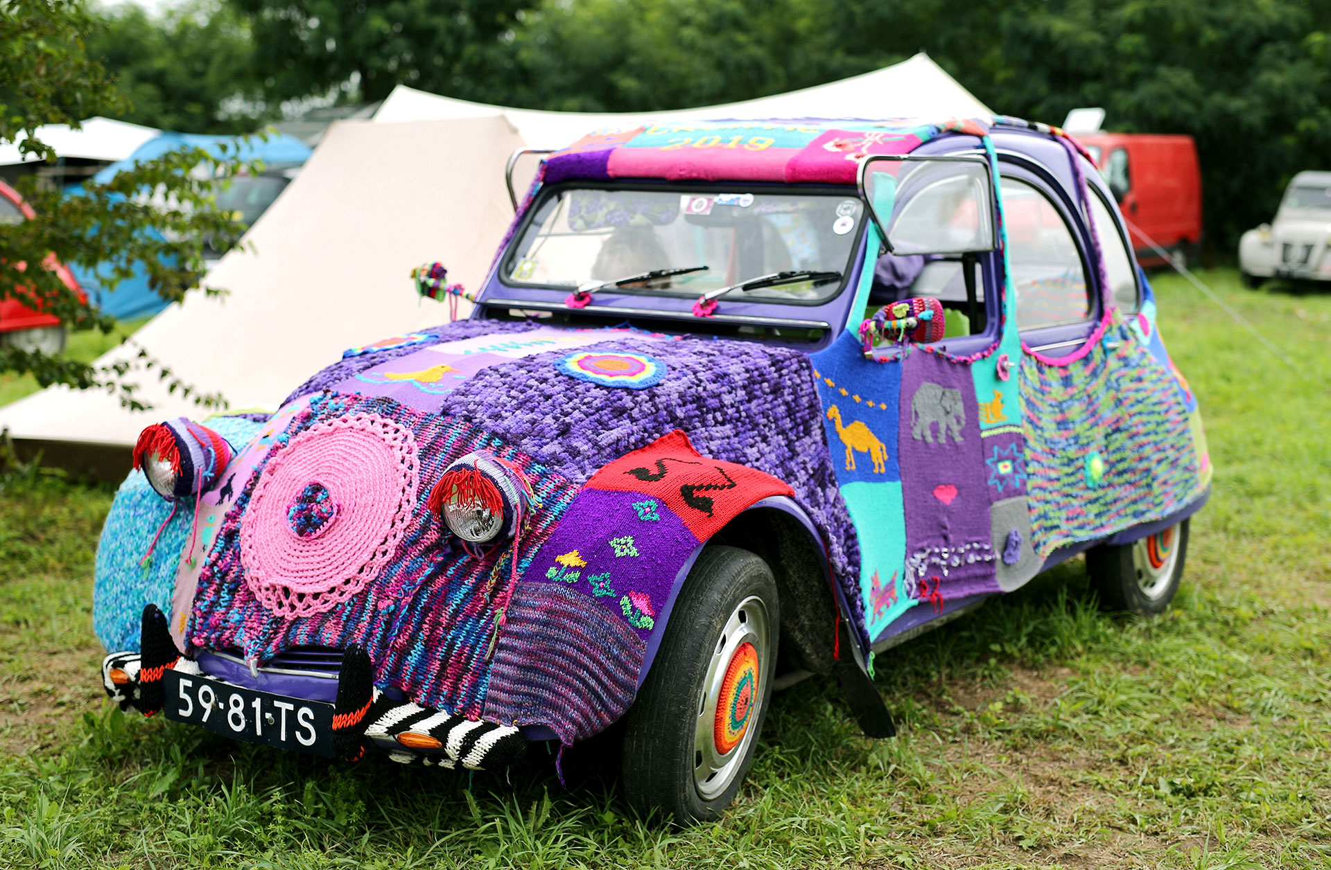 Un Citroën 2CV personalizado en el evento dedicado al icónico coche en Samobor, Croacia. (Reuters)