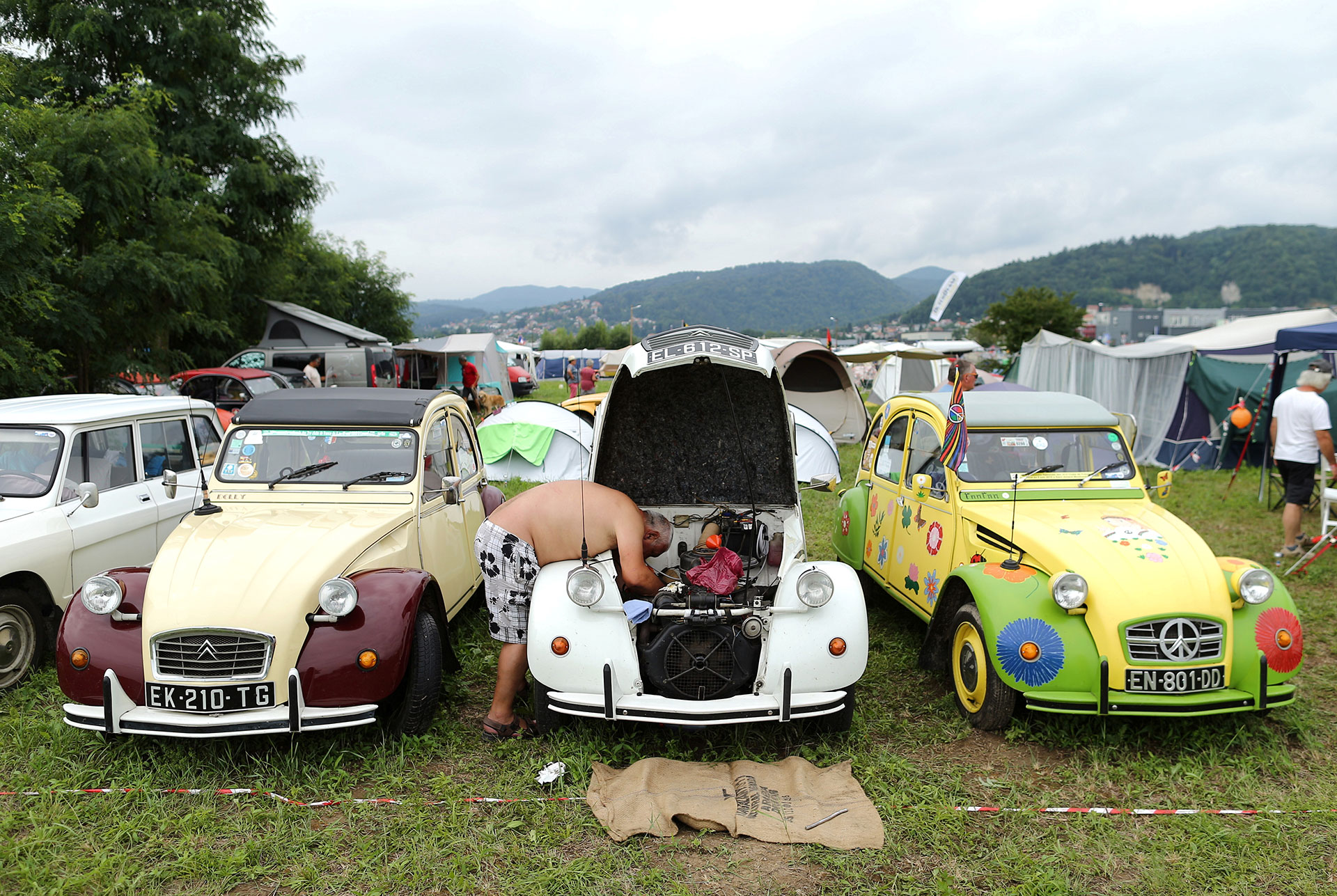 Un hombre trabaja en un Citroën 2CV durante el evento dedicado al icónico coche 2CV de Citroën en Samobor, Croacia, el 2 de agosto de 2019. (Reuters)