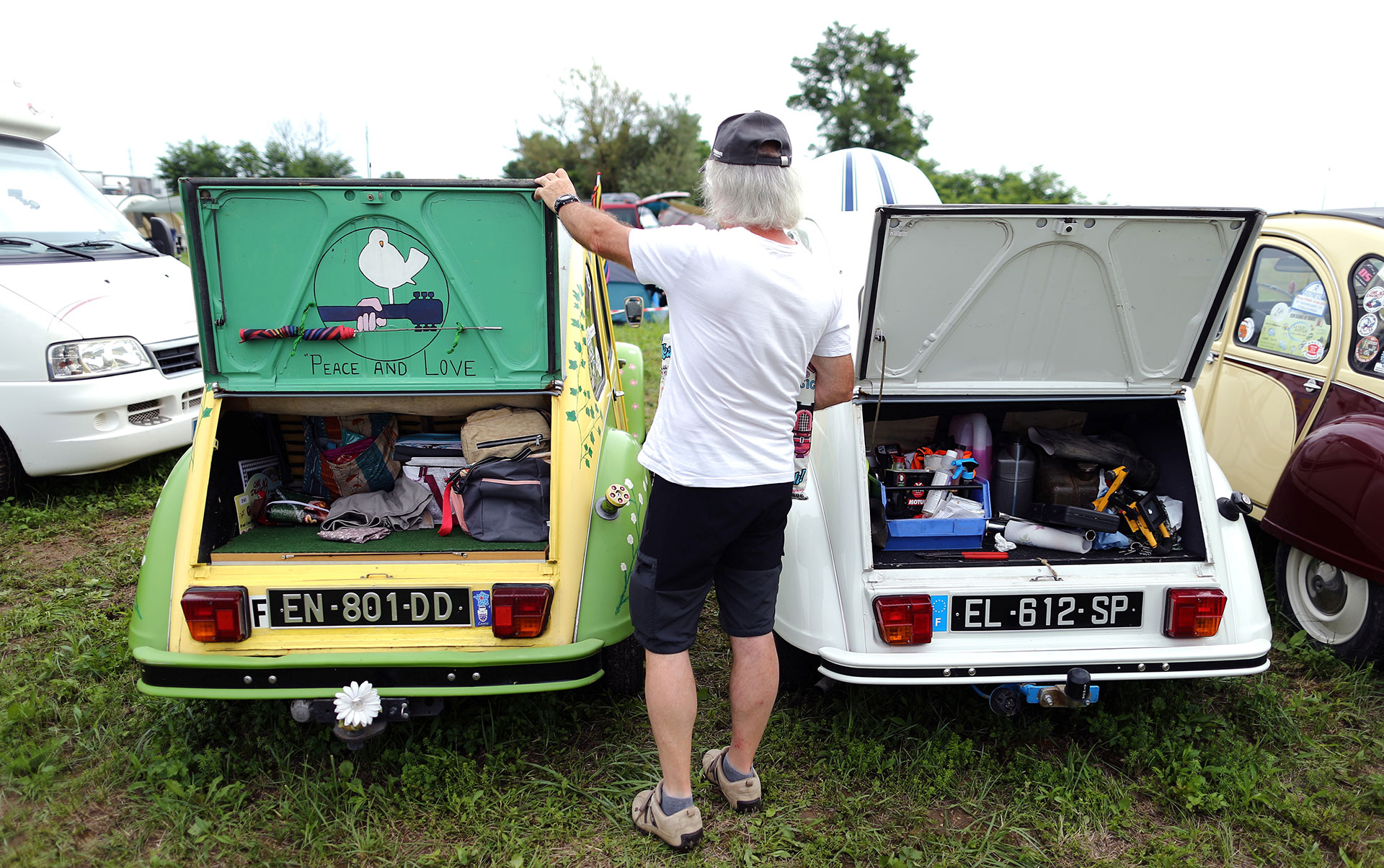 Un hombre de pie junto a un Citroën 2CV en Samobor, Croacia. (Reuters)