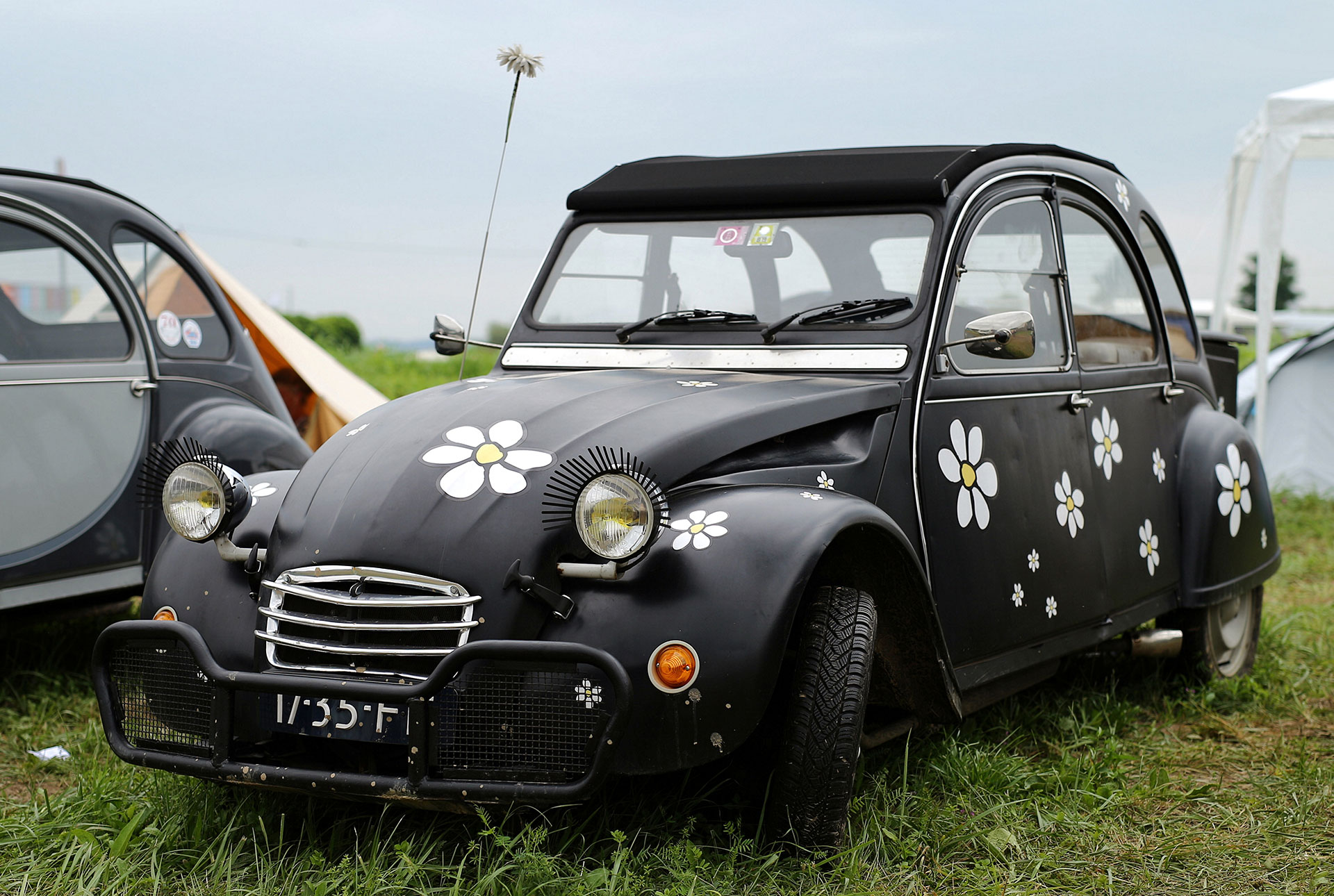Un Citroën 2CV negro y floreado hecho a medida en Samobor, Croacia. (Reuters)