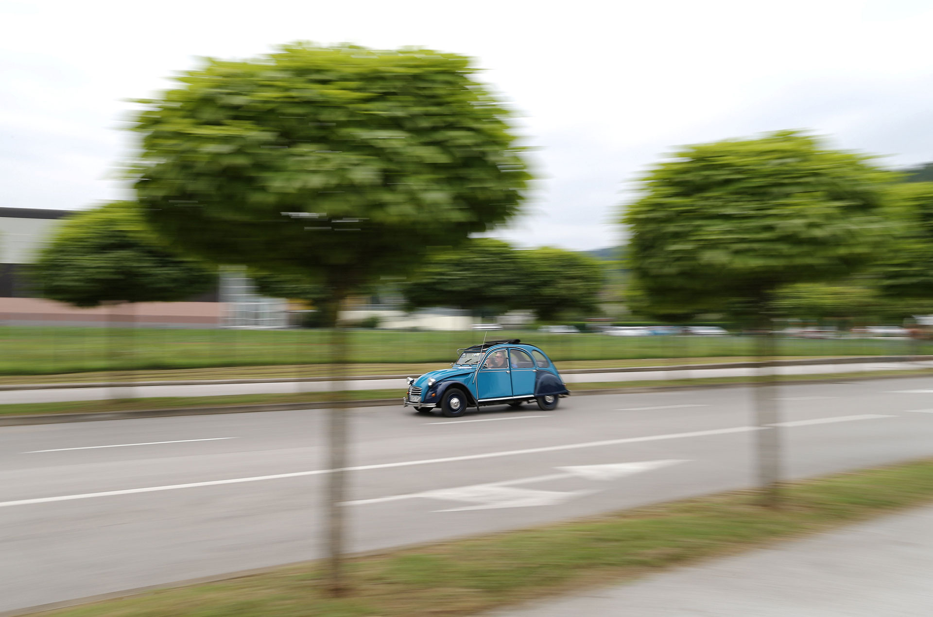 Un Citroën 2CV en la carretera durante el encuentro mundial del fabricante francés. (Reuters)