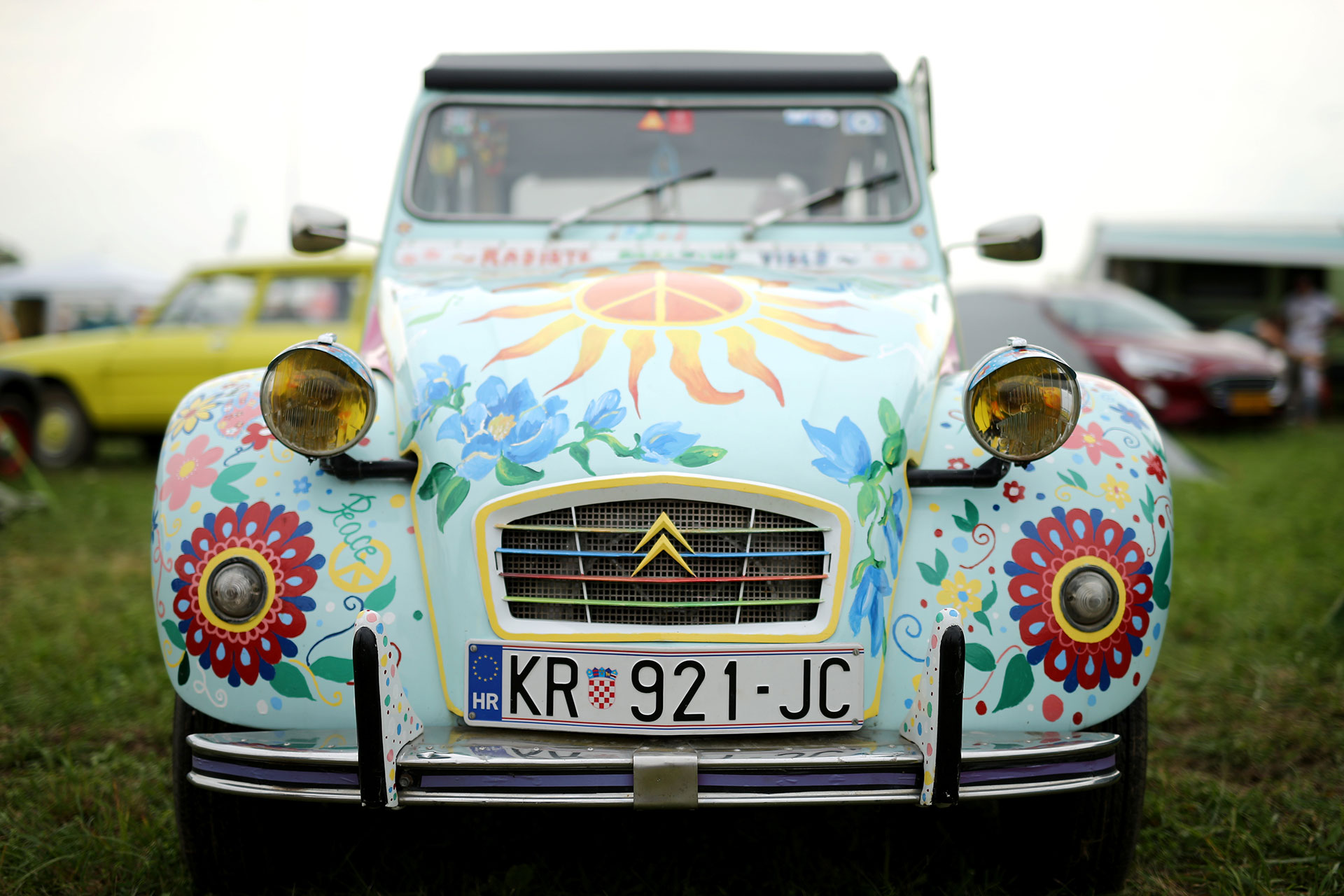 Otro 2CV “hippie”, un recurso repetido. (Reuters)