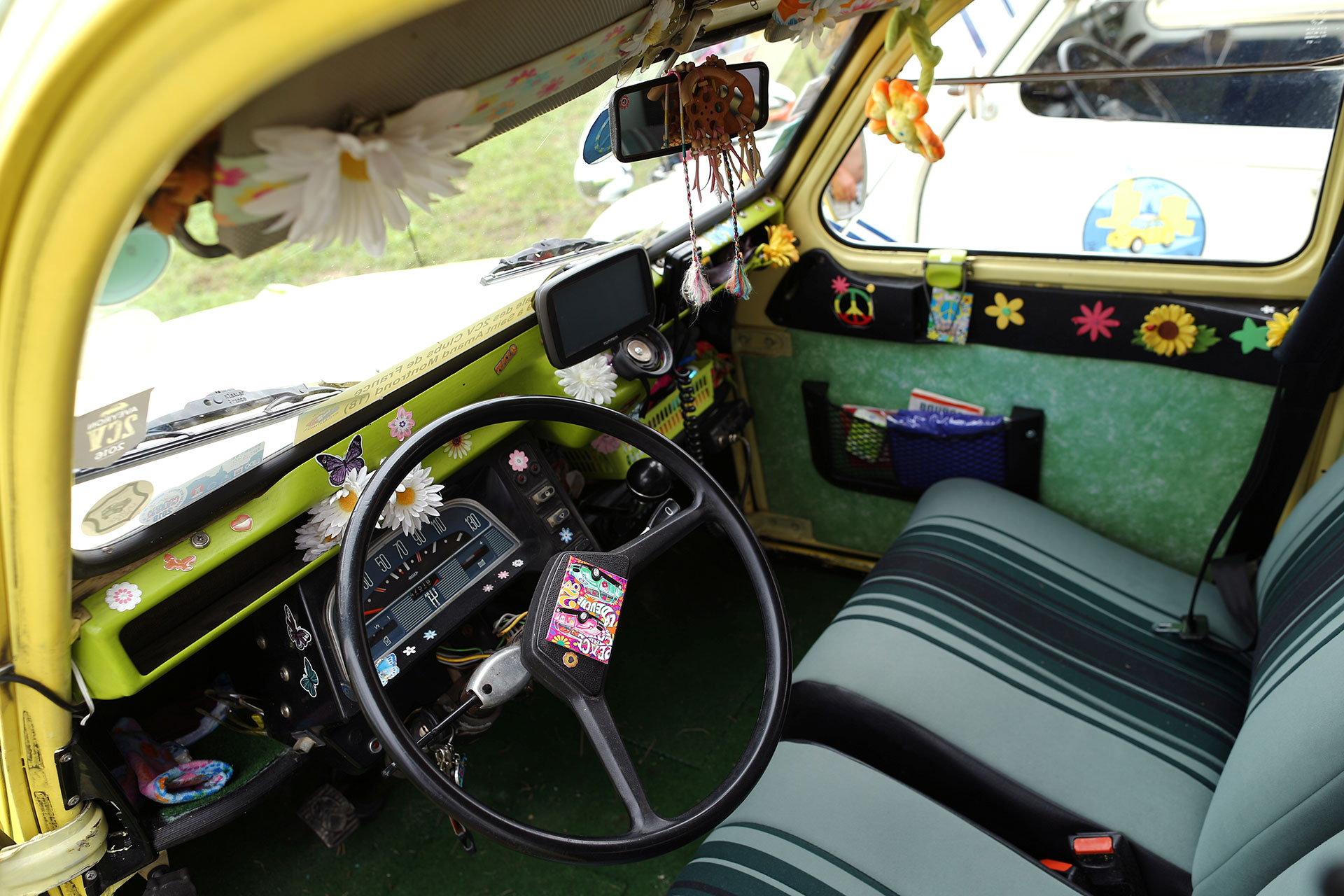 El interior de un Citroen 2CV. (Reuters)