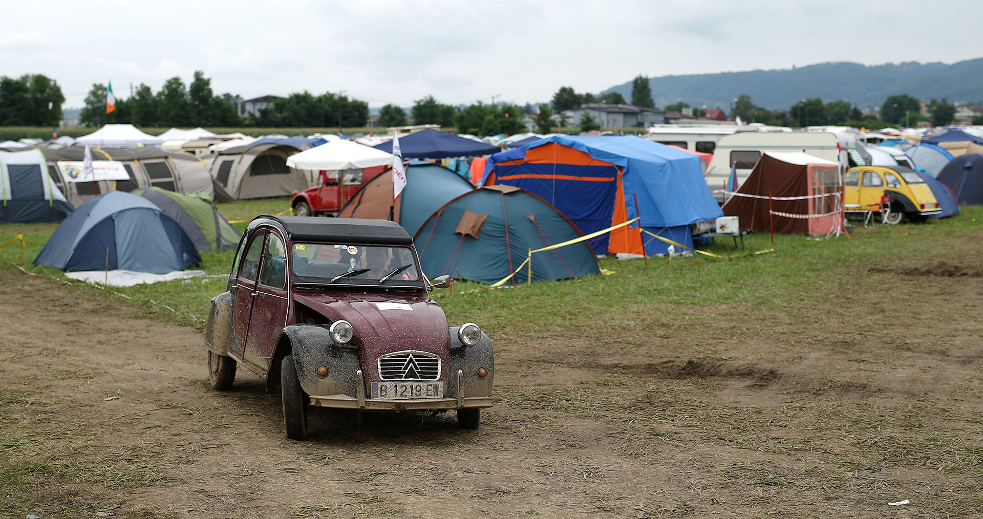 Fanáticos del Citroen 2CV de todo el mundo se reúnen en campamentos todos los años para compartir su pasión por la industria automotriz. (Reuters)