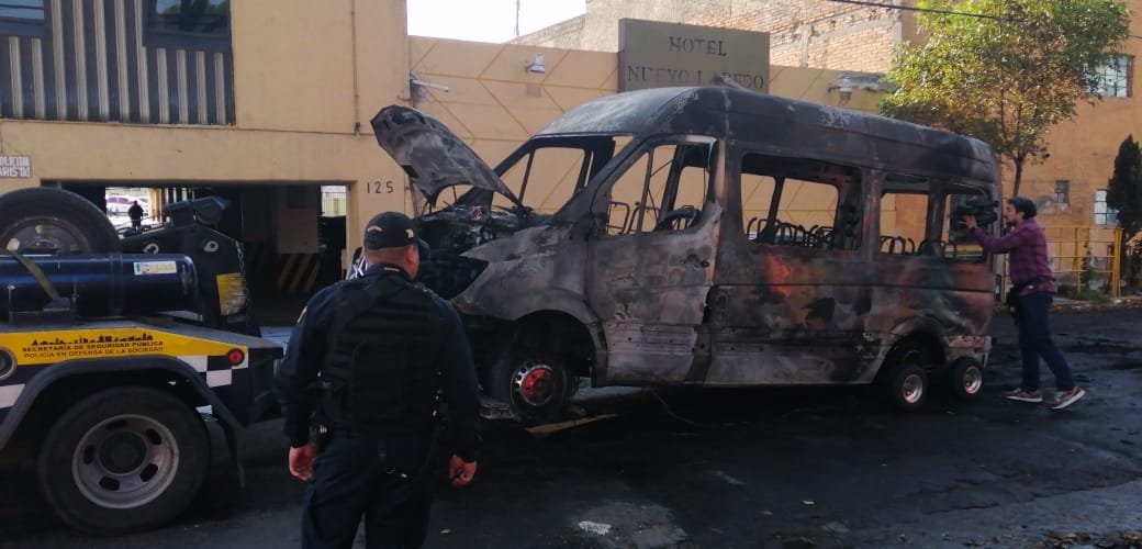 Sujetos quemaron una combi del transporte público en la alcaldía Gustavo A. Madero. (Foto: Cuartoscuro)