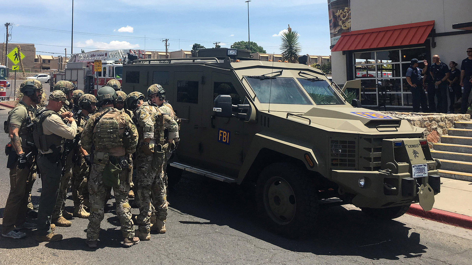 Policías armados junto a un vehículo blindado del FBI frente al centro comercial Cielo Vista por el tiroteo en El Paso este 03 de agosto de 2019 (Photo by Joel Angel JUAREZ / AFP)