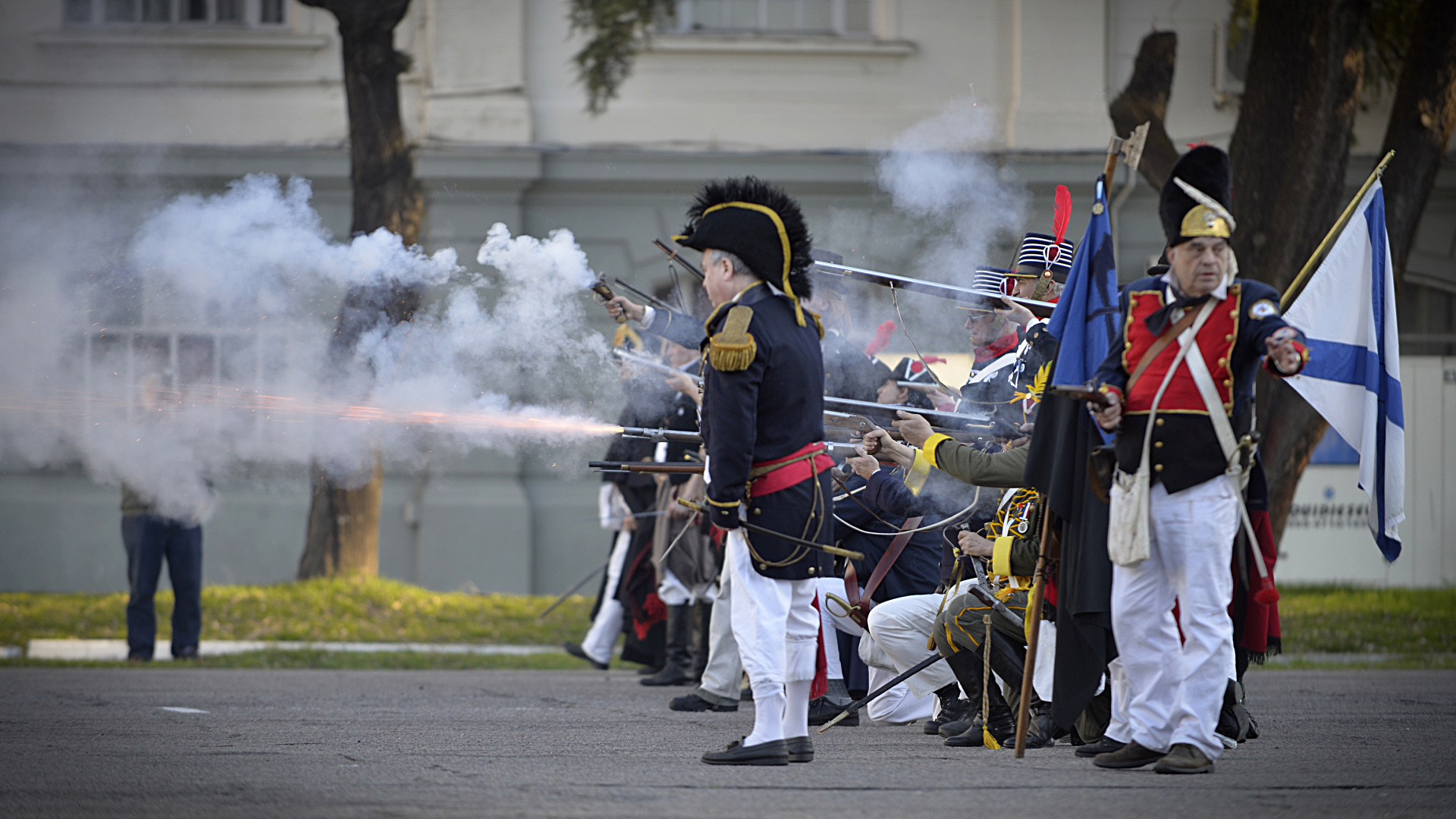 Con uniformes de unidades militares criollas, españolas y británicas, los voluntarios se trenzaron en combates con atronadores estampidos de las armas que dejaban espesas nubes de humo en el aire a pesar de que no disparasen balas