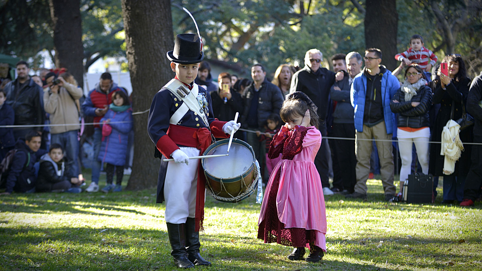 La Banda Militar “Tambor de Tacuarí” del Regimiento de Infantería 1 “Patricios” y la Banda de Gaitas Ciudad de Buenos Aires interpretaron diversas piezas musicales