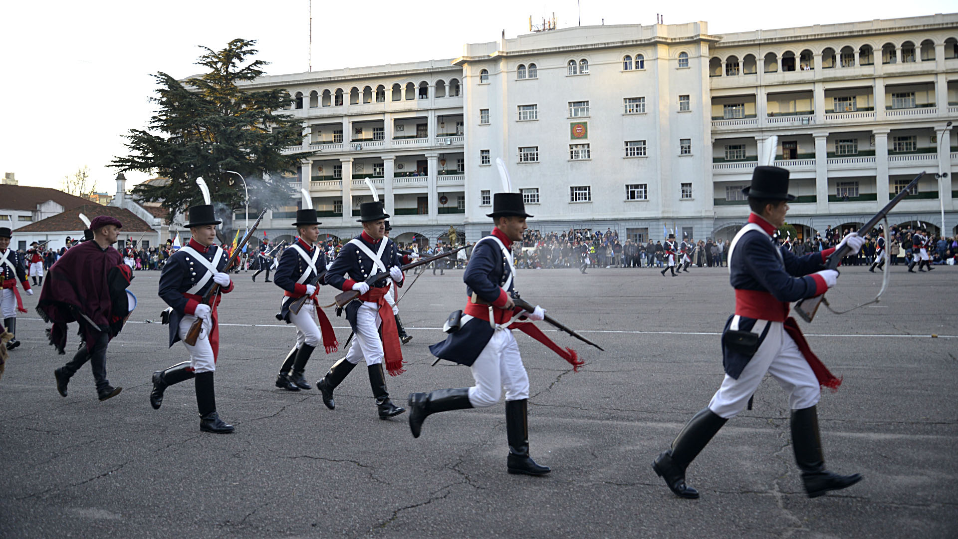 El evento se extendió de 12 a 18. Comenzó con escaramuzas y demostraciones de combate por parte de los actores, con el fin de mostrar las diversas técnicas de defensa y ataque contemporáneas