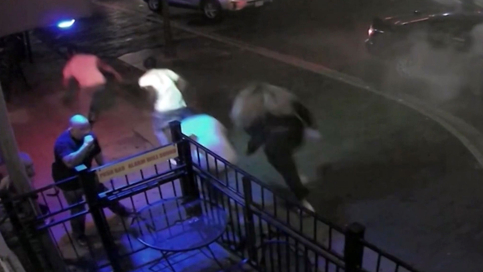 La policía aseguró en un comunicado que la investigación llevará un tiempo y que aún desconocen qué llevó a Connor Betts a iniciar el tiroteo (Foto: captura de pantalla video de Reuters)