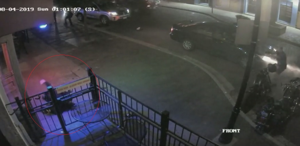 En menos de un minuto, el autor asesinó a nueve personas. Según las autoridades llevaba un chaleco antibalas y cargadores con los que podría haber matado a “cientos” (Foto: captura de pantalla video Reuters)