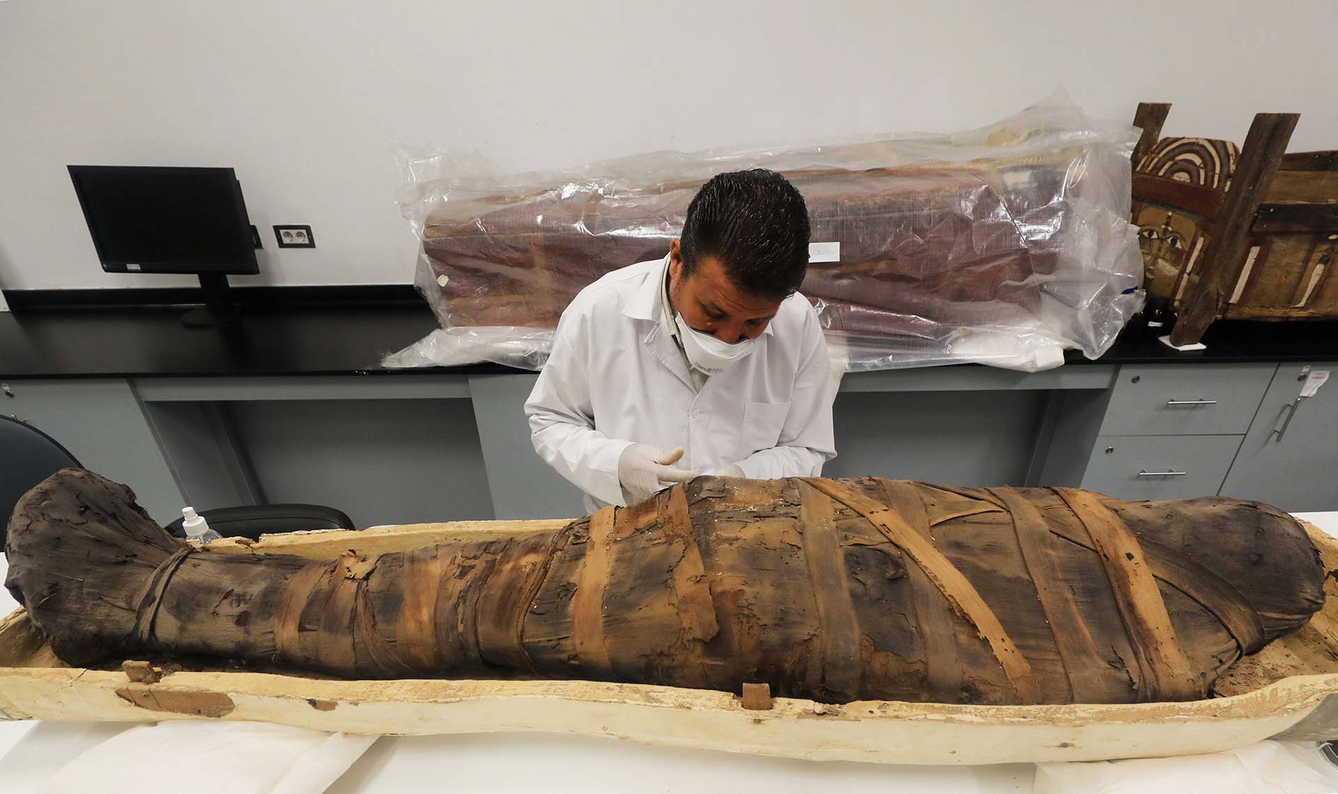 Un arqueólogo trabaja en la restauración de la momia del niño faraón Tutankamón, en el Gran Museo Egipcio de Giza (REUTERS/Mohamed Abd El Ghany)