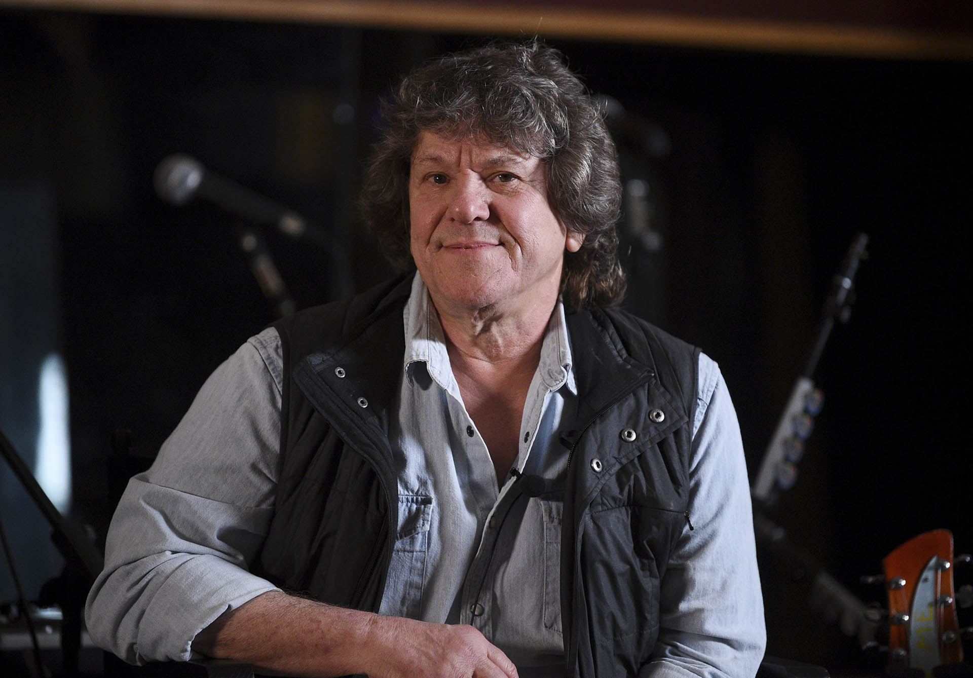 En esta foto del 19 de marzo del 2019, el coproductor y cofundador de Woodstock Michael Lang participa en el anuncio del programa para el evento aniversario Woodstock 50 en los Electric Lady Studios en Nueva York. (Foto por Evan Agostini/Invision/AP, Archivo)
