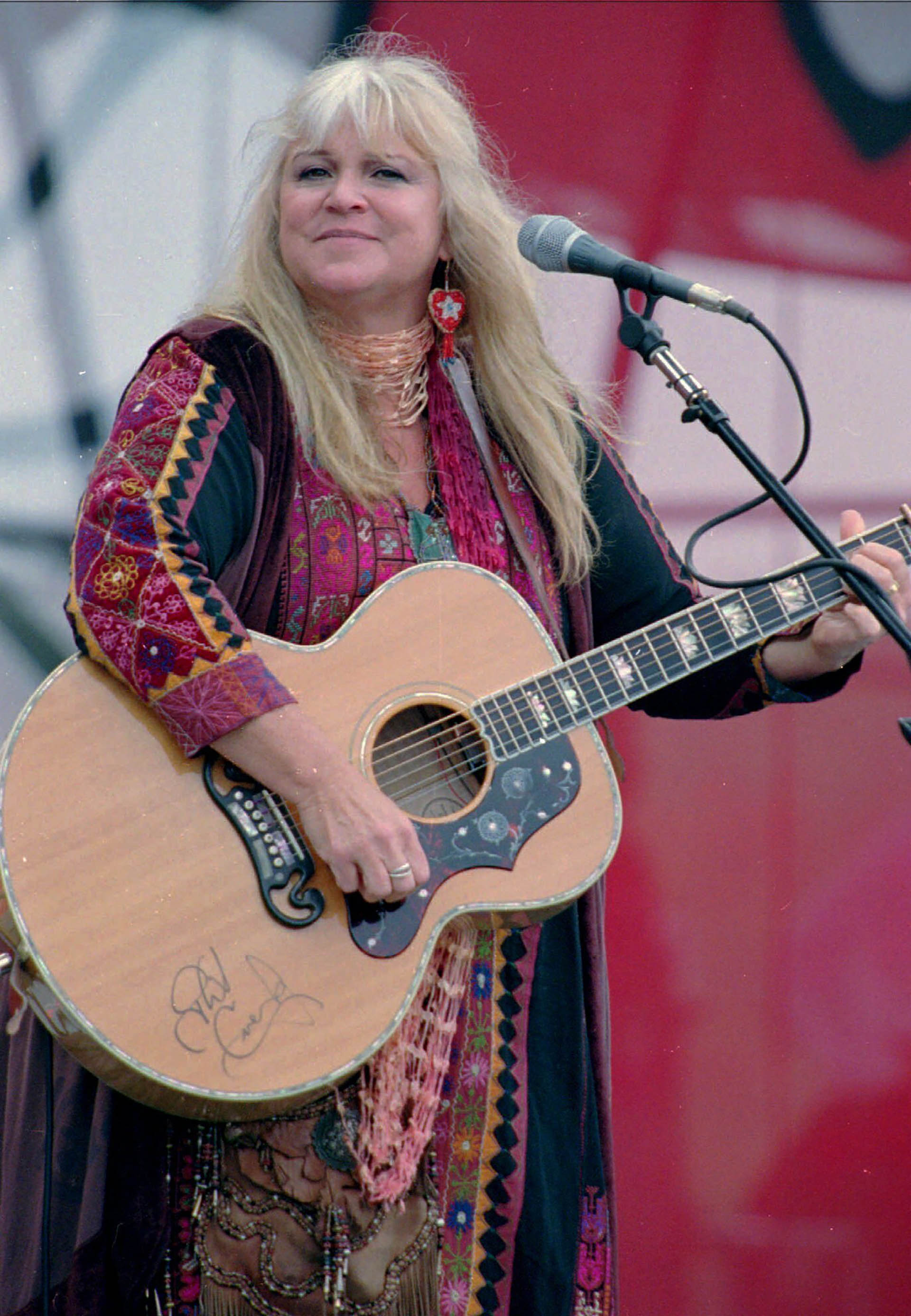 En esta foto del 15 de agosto de 1998, Melanie Safka, quien actuó en el festival original de Woodstock, inaugura el segundo día del festival “Day In The Garden” en Bethel, Nueva York. (AP Foto/Ken Bizzigotti, Archivo)