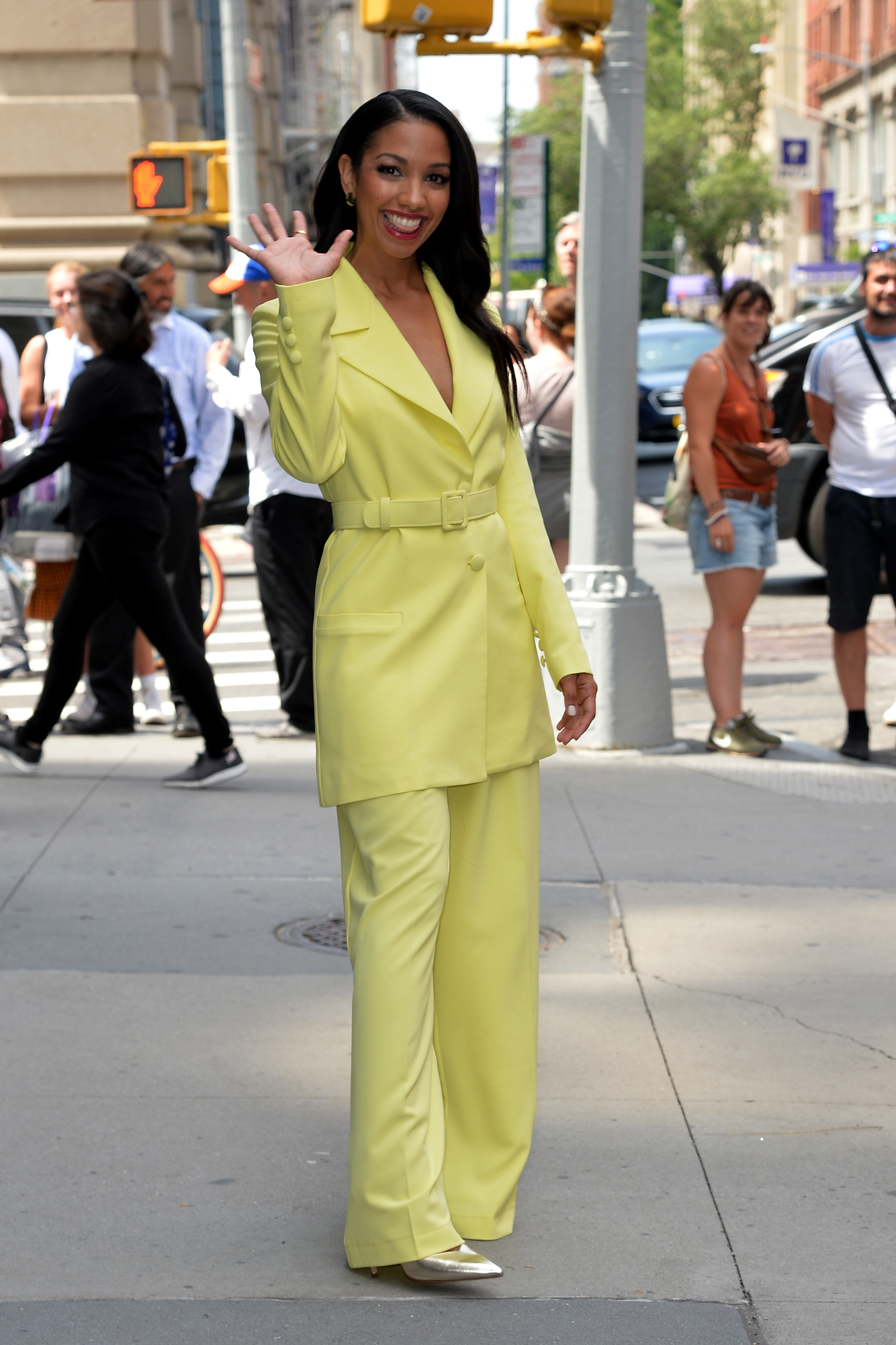 Corinne Bishop con su look sastrero en tono limón
