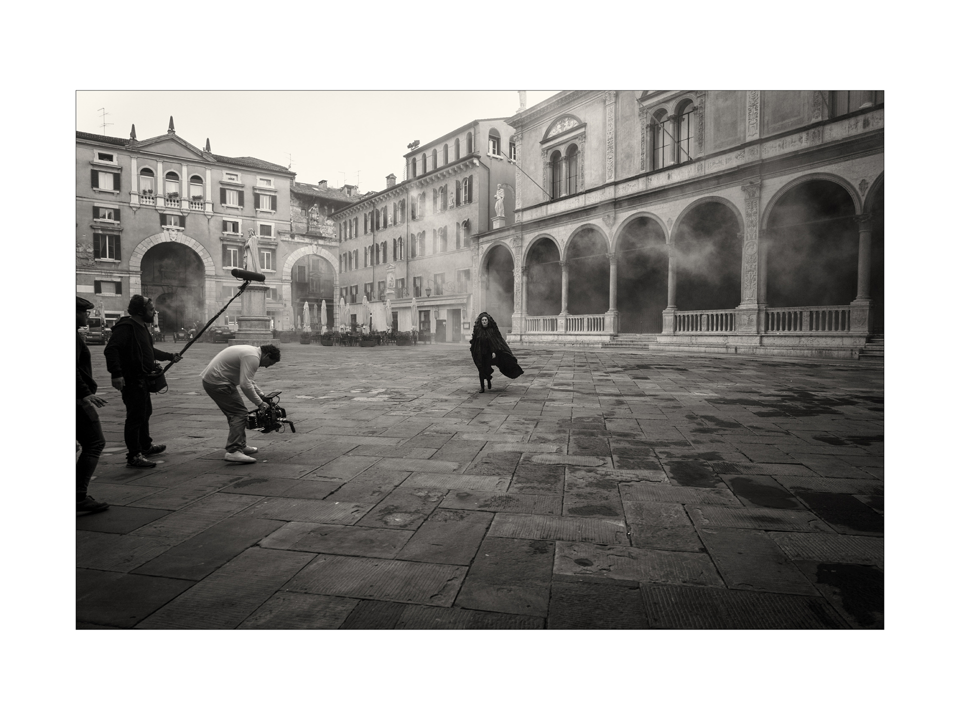 Fiel a la obra de Shakespeare, el fotógrafo Paolo Roversi tomó imágenes en Verona, Italia, así como en la ciudad a la que llama su hogar, París