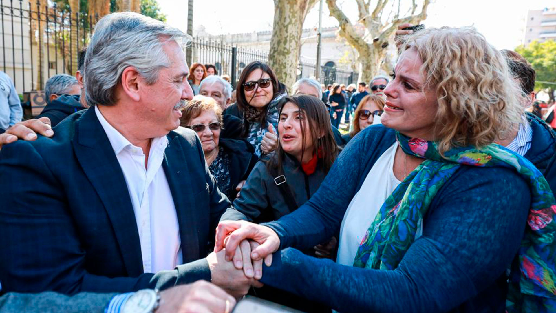 Mercedes, una mujer zarateña, se acercó llorando al precandidato del Frente de Todos