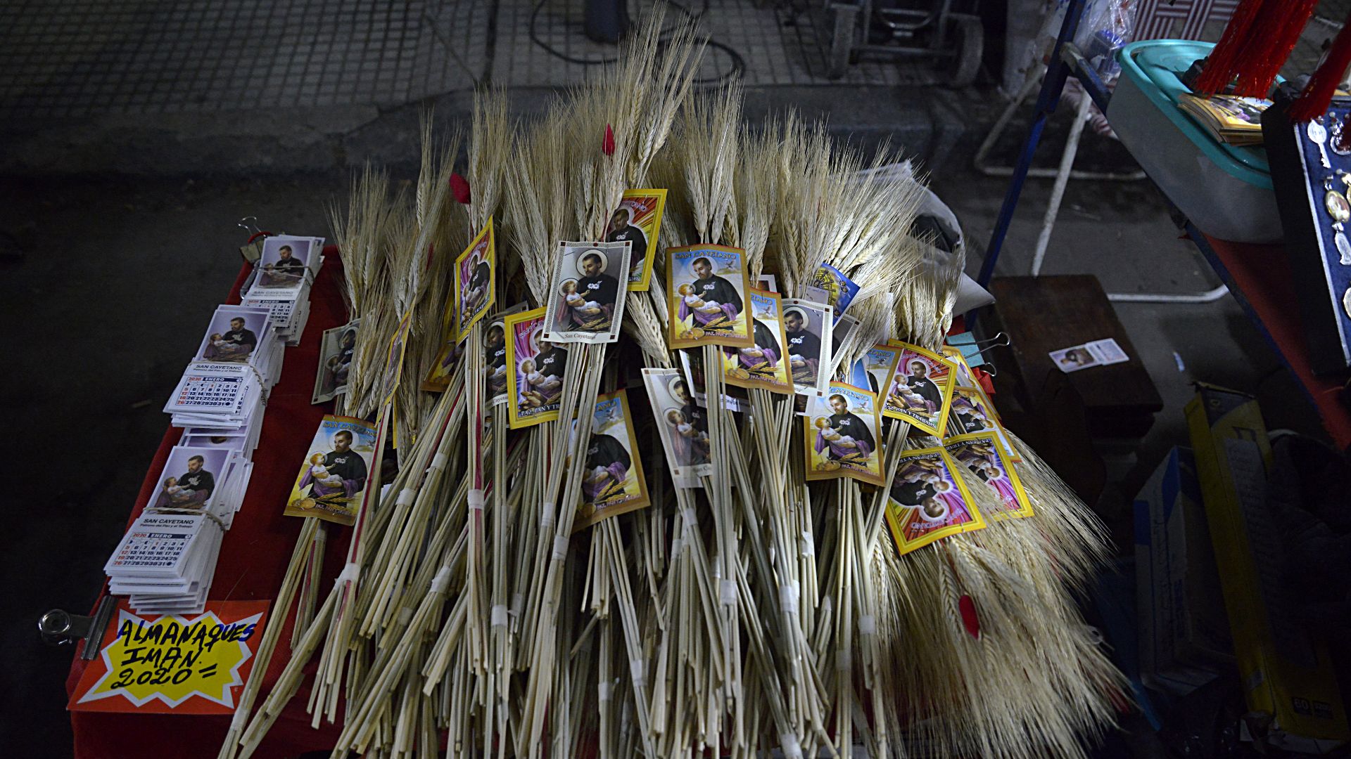 Los fieles llevan espigas de trigo para conmemorar el día de San Cayetano