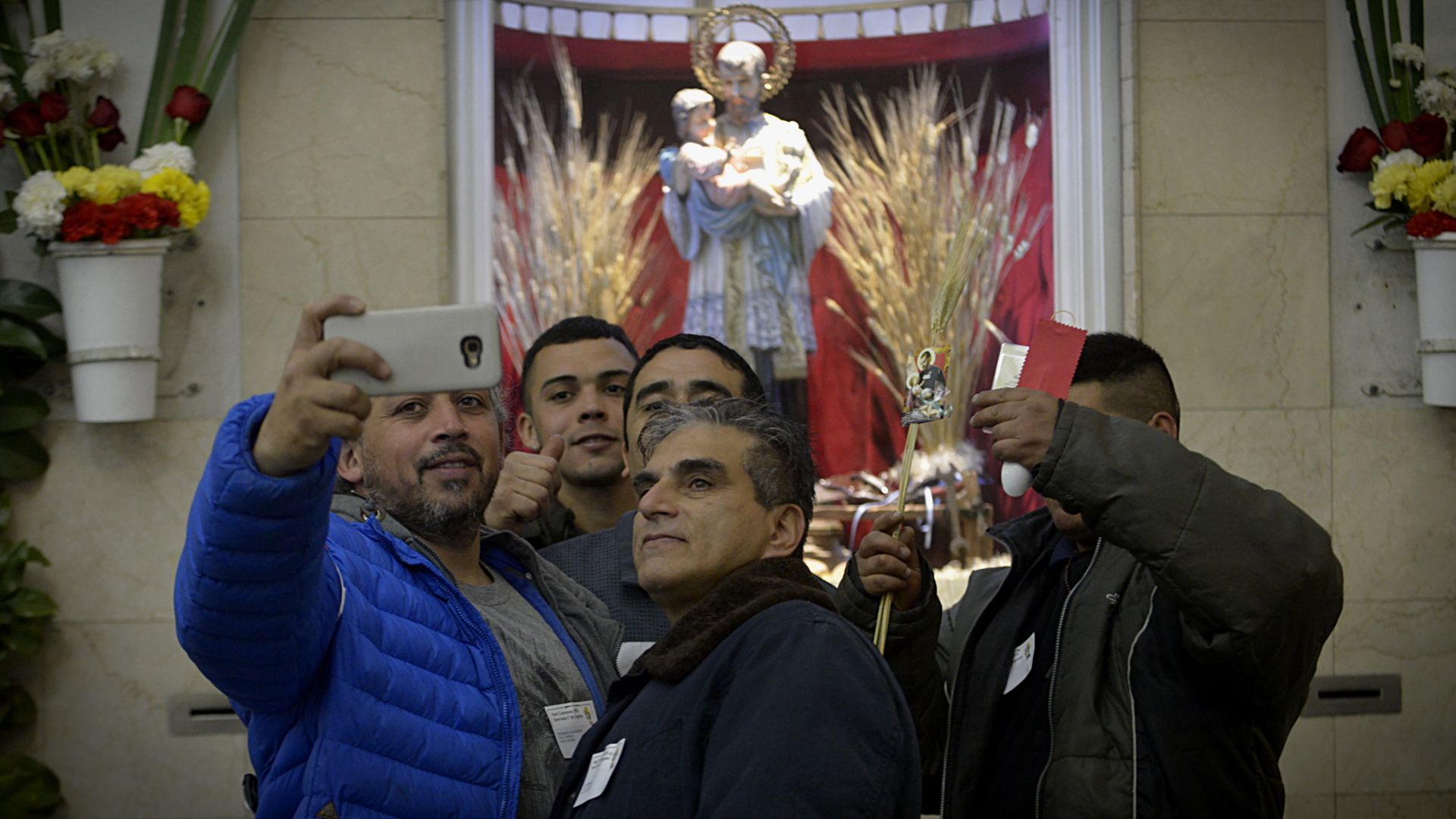 La apertura de la iglesia se se produjo a medianoche y la primera misa se realizó a las 4, mientras que la ceremonia central, a cargo del arzobispo de Buenos Aires, Mario Poli, será a las 11 de este miércoles.