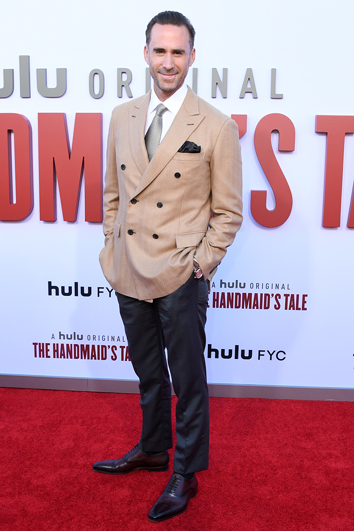 Joseph Fiennes con un traje combinado en camel y negro