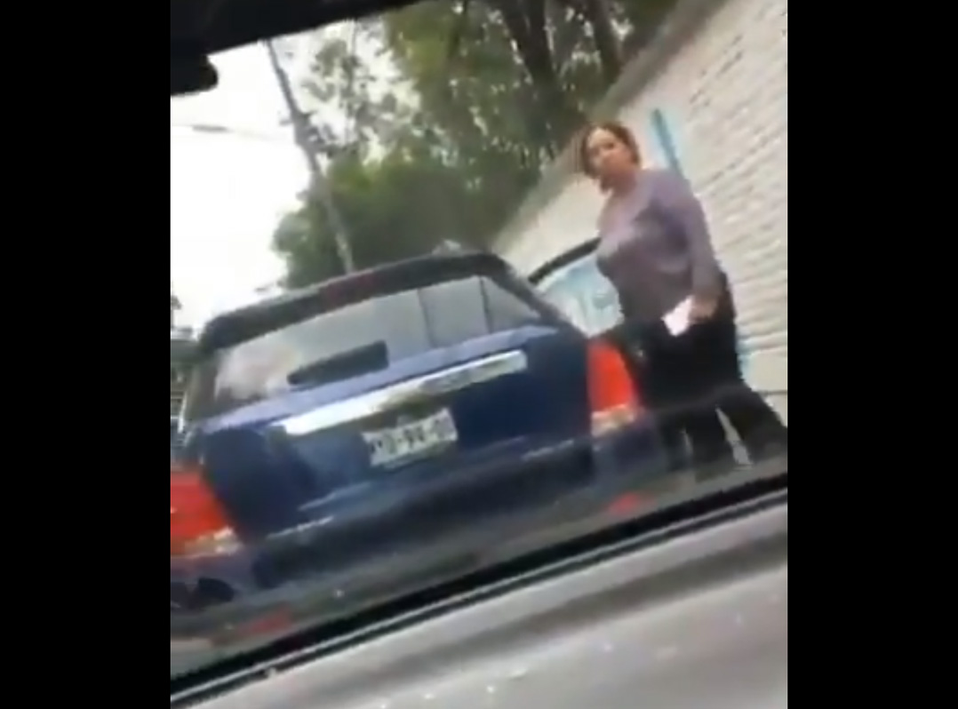 La mamá mencionó que su hija y el chofer fueron amenazados por una mujer que tenía una pistola tipo “escuadra” (Foto: Twitter)