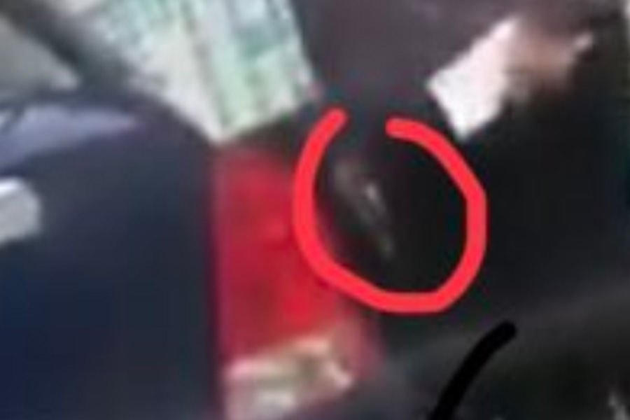 En la foto se percibe poco una figura que parece tipo arma (Foto: Twitter)