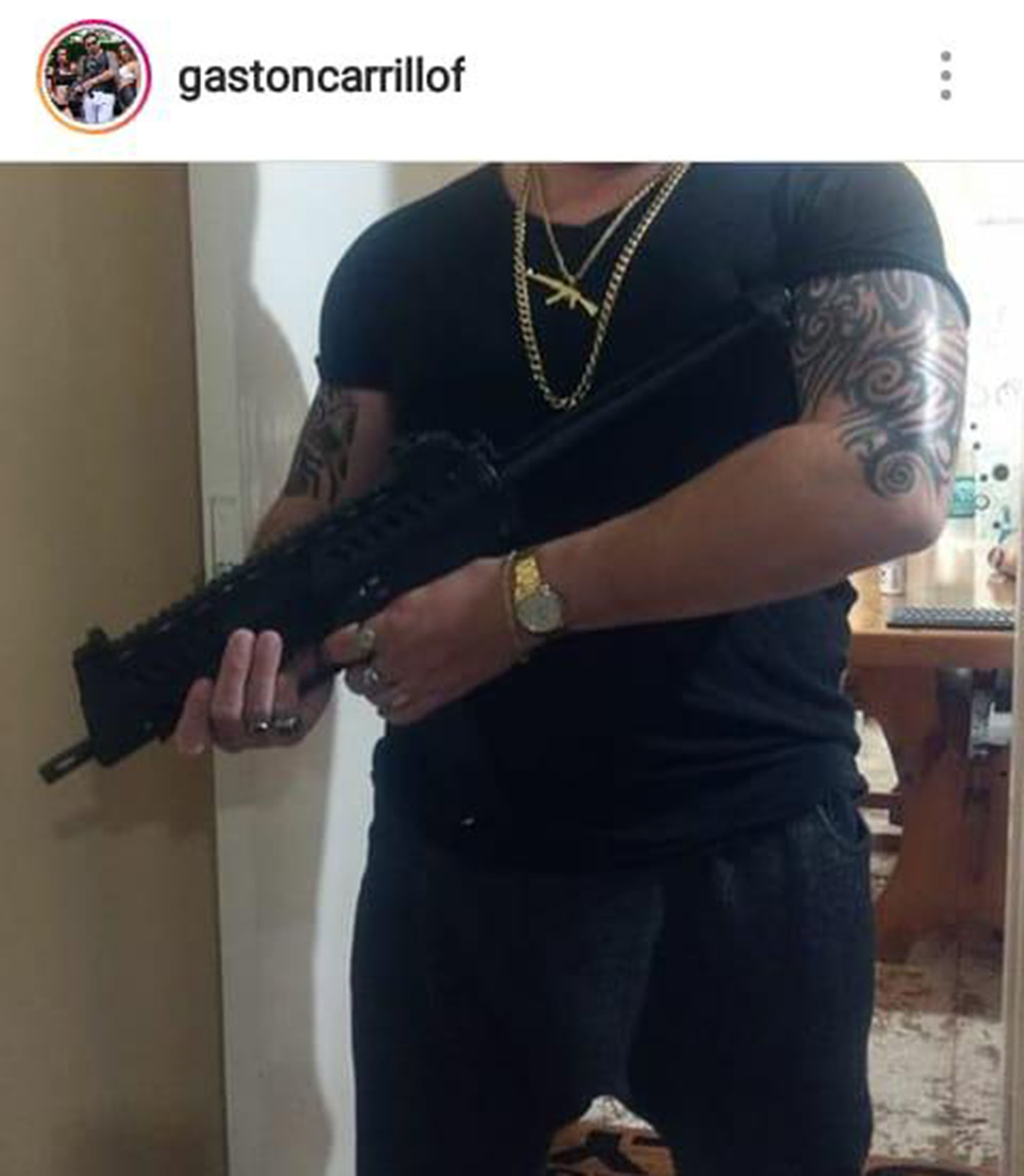 Instagram a pleno: Cantero con mujeres, armas y su pistola dorada de aire comprimido.