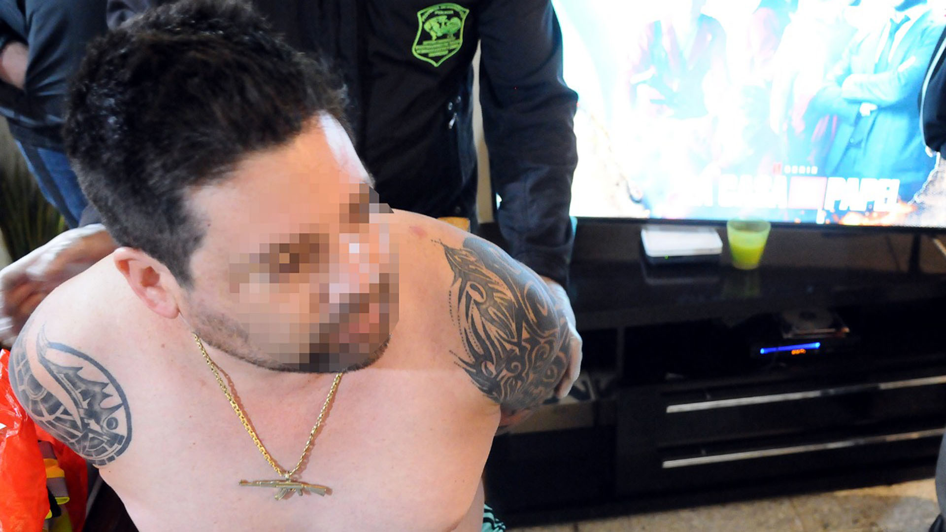 Canteros, fan de Pablo Escobar, esposado en su casa por la Departamental La Matanza.