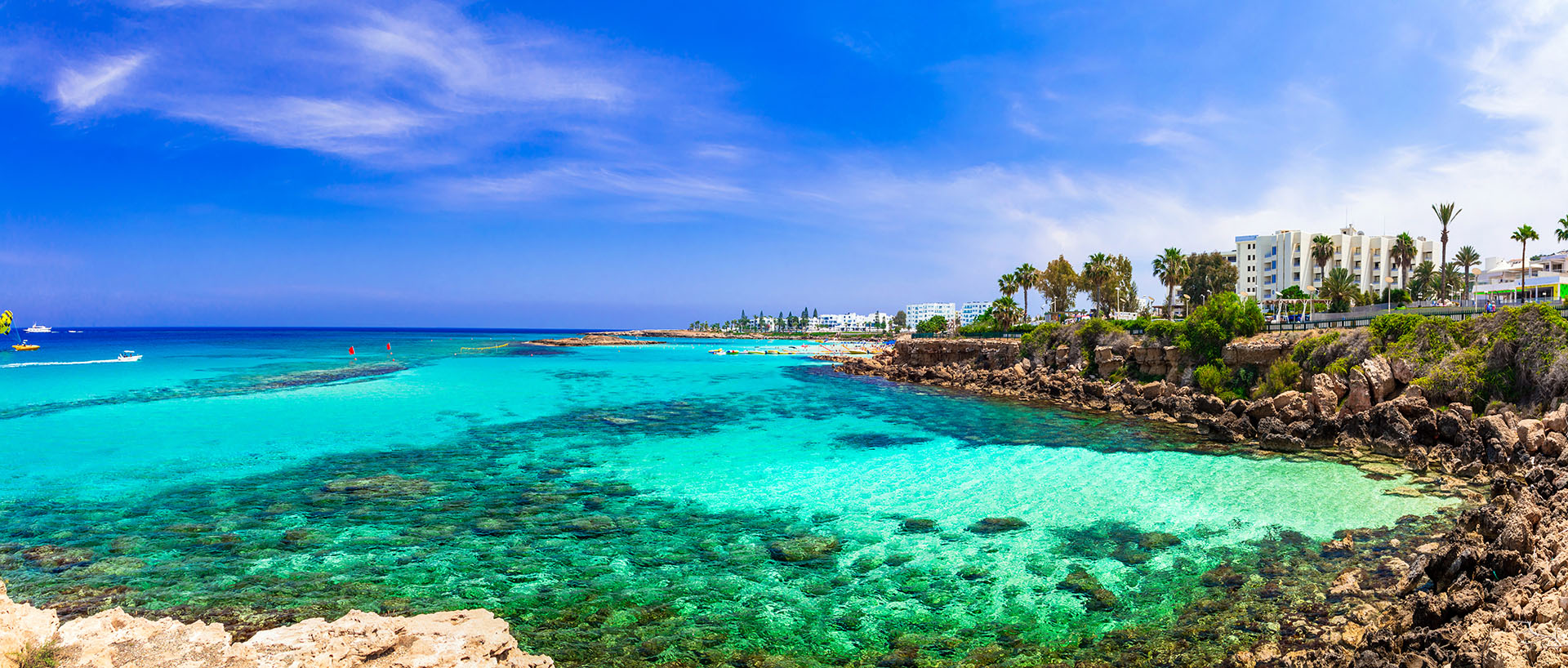 Fig Tree Bay es una pintoresca playa de arena en el complejo de Protaras, Chipre. Posee un islote deshabitado en el que se puede nadar desde la orilla. La playa tiene arena dorada, los clásicos bares de playa y muchas sombrillas para protegerse del sol