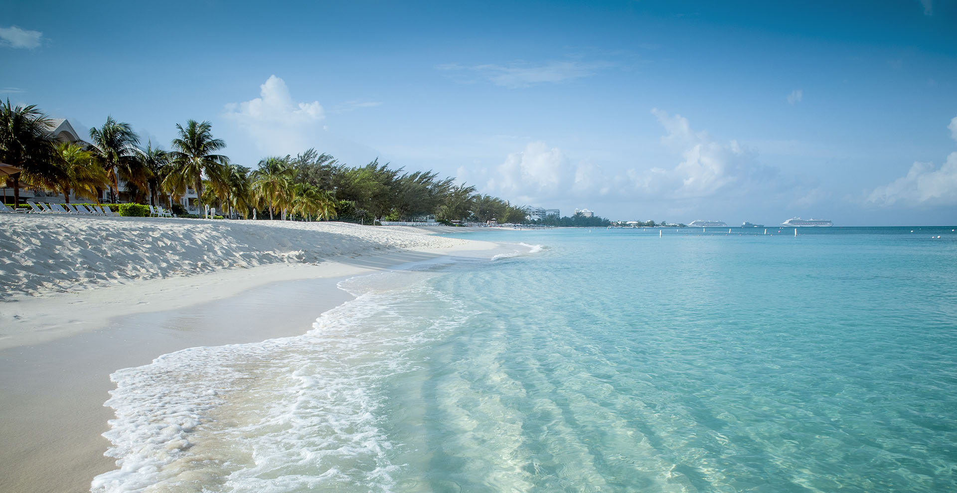 Seven Mile Beach es una de las playas más famosas del mundo. Con aguas cristalinas y arenas coralinas que se extienden a lo largo de 5,5 millas