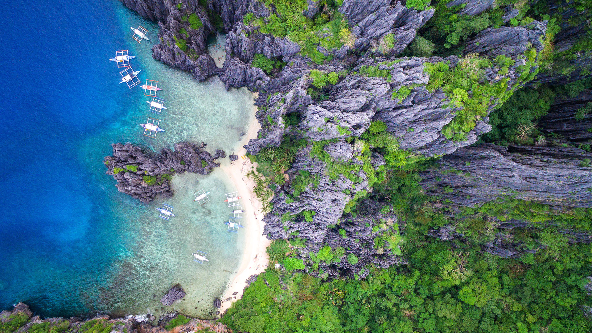 El Nido es un grupo de 45 islas justo en la punta de Palawan, que es famosa por su Laguna Secreta. Es posible nadar a través de un agujero en las rocas de piedra caliza para ingresar a una bahía escondida con agua cristalina y arena suave, además de disfrutar de las costas blancas