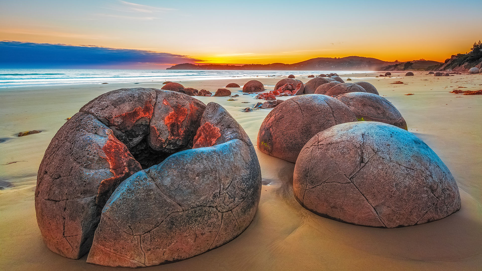 La pintoresca playa de Koekohe es famosa principalmente por una cosa: las rocas esféricas Moeraki. Las piedras misteriosamente redondas esparcidas por la playa pesan varias toneladas y tardaron millones de años en formarse y atraen la atención de los turistas de todo el mundo