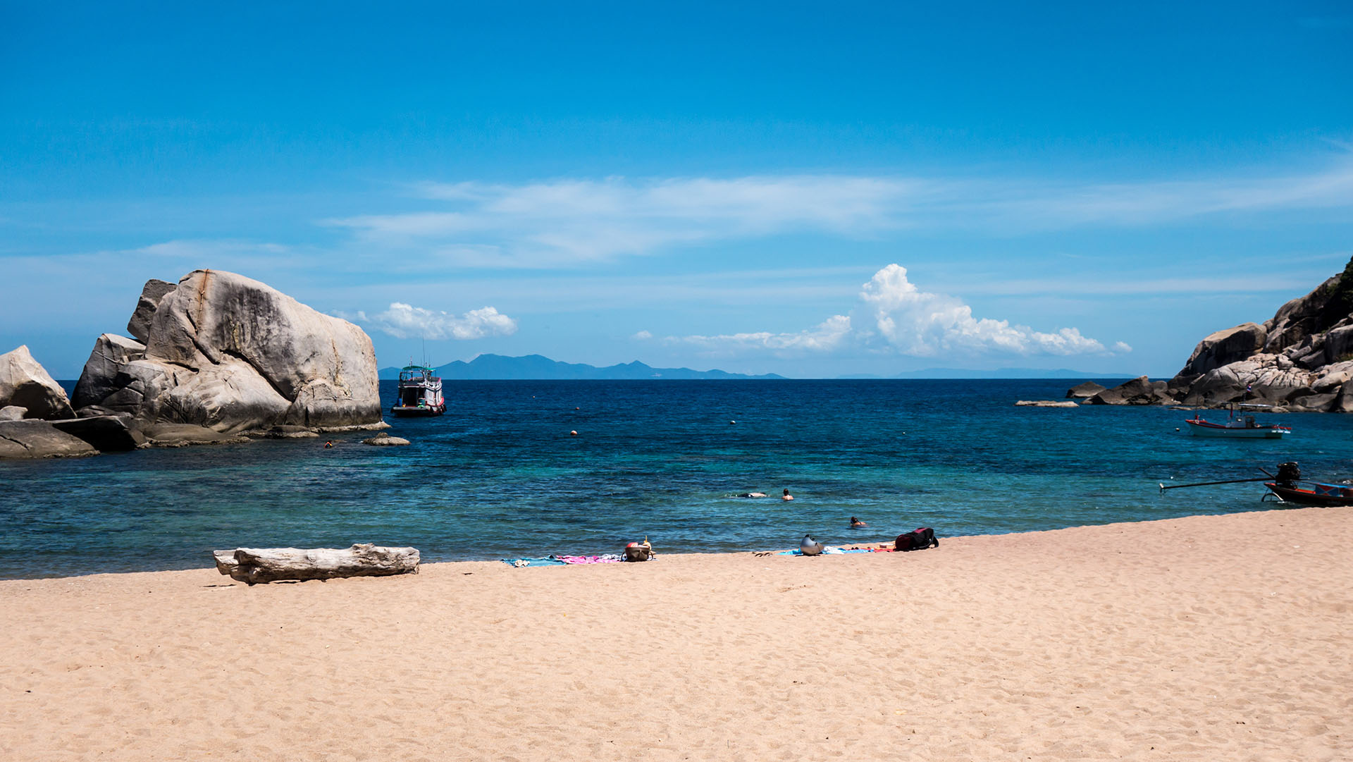 Esta tranquila isla en el Golfo de Tailandia tiene muchas bahías protegidas, pero la bahía de Tanot es la más famosa por sus aguas de temperatura cálida y el color azul que permite practicar deportes acuáticos como búceo y snorkel