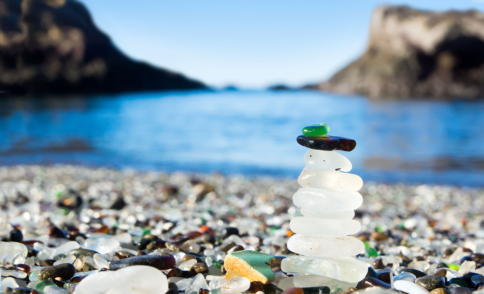 “Playa de vidrio”, así fue bautizada esta playa californiana que esta plagada de piezas de vidrio lisas y coloridas en su orilla. Antes, esta playa era un vertedero local, pero conforme pasó el tiempo, el vidrio se convirtió en piedras preciosas y la playa ahora es un lugar protegido