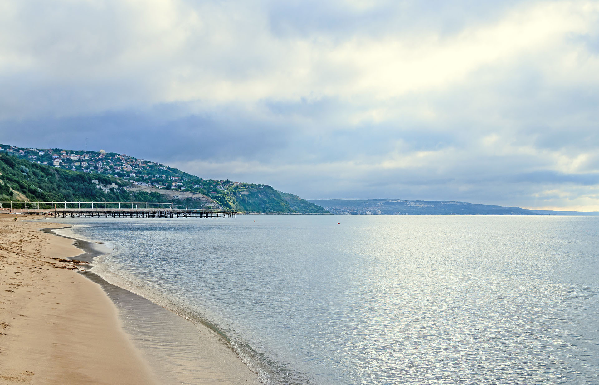 La playa Golden Sands se encuentra cerca de Varna, la ciudad más popular de Bulgaria y es una de las playas más hermosas de toda la región. El agua es clara y la temperatura perfecta para nadar, y la arena hace honor al nombre por su color dorado sinigual