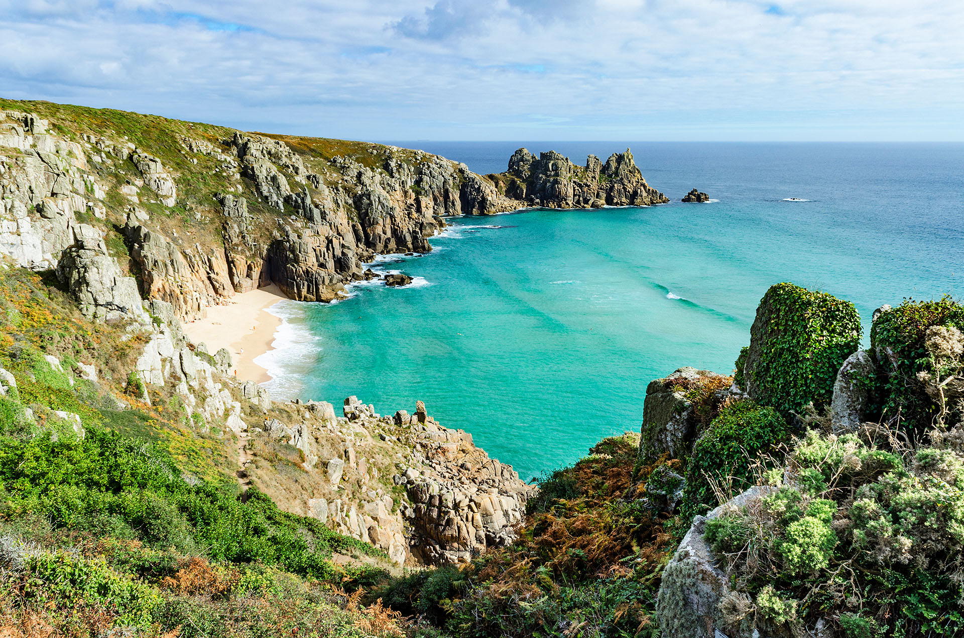 Pedn Vounder, una de las playas más importantes de Cornualles, que se encuentran entre los impresionantes acantilados de Treryn Dinas, con aguas cristalinas y una hermosa playa de arena blancas y acantilados