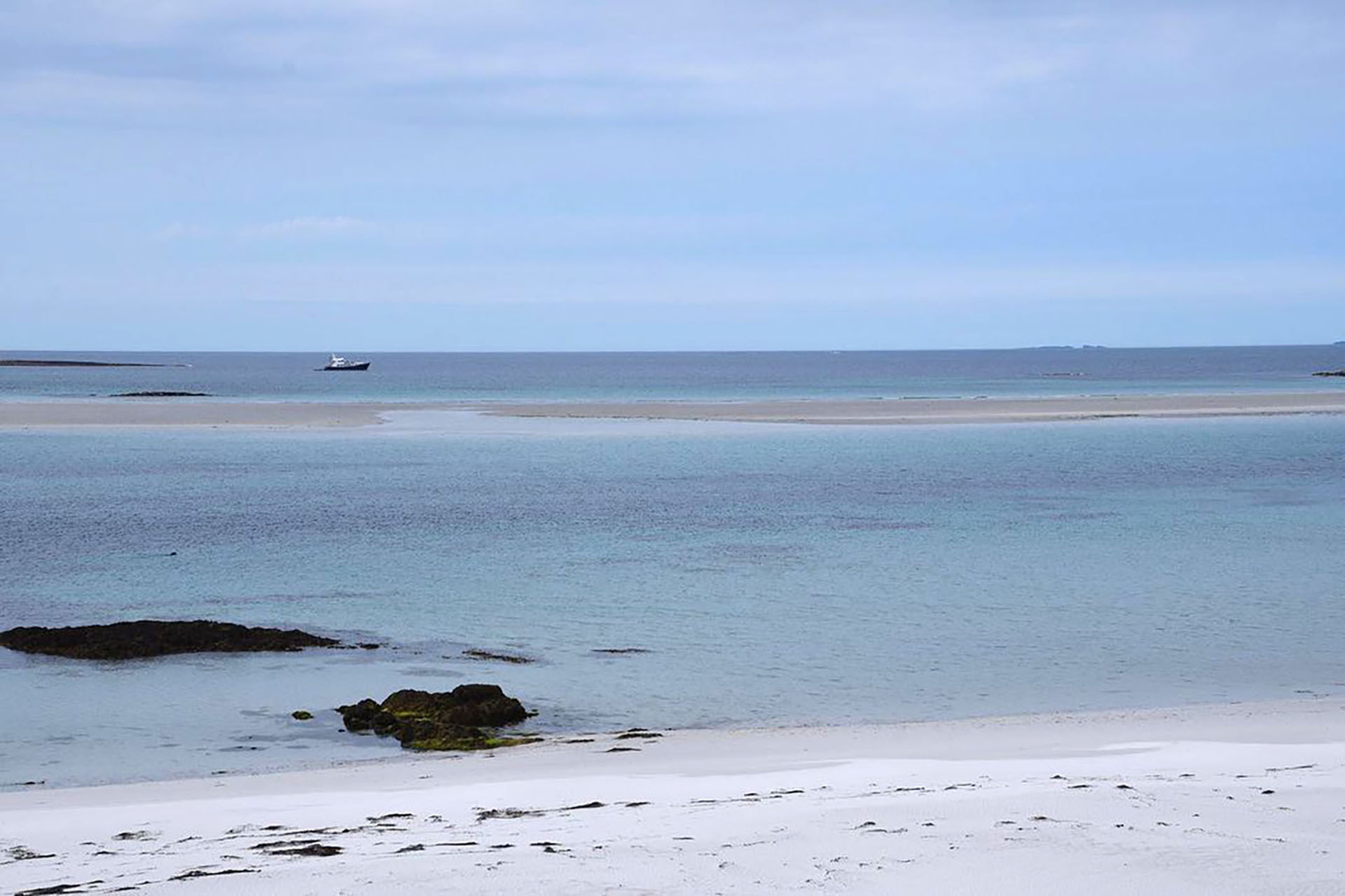 En Escocia se encuentran las islas Monach, conocidas popularmente como Heisker. Se destaca por sus hermosas playas vírgenes, sus acantilados rocosos y dunas interminables que proponen una experiencia única