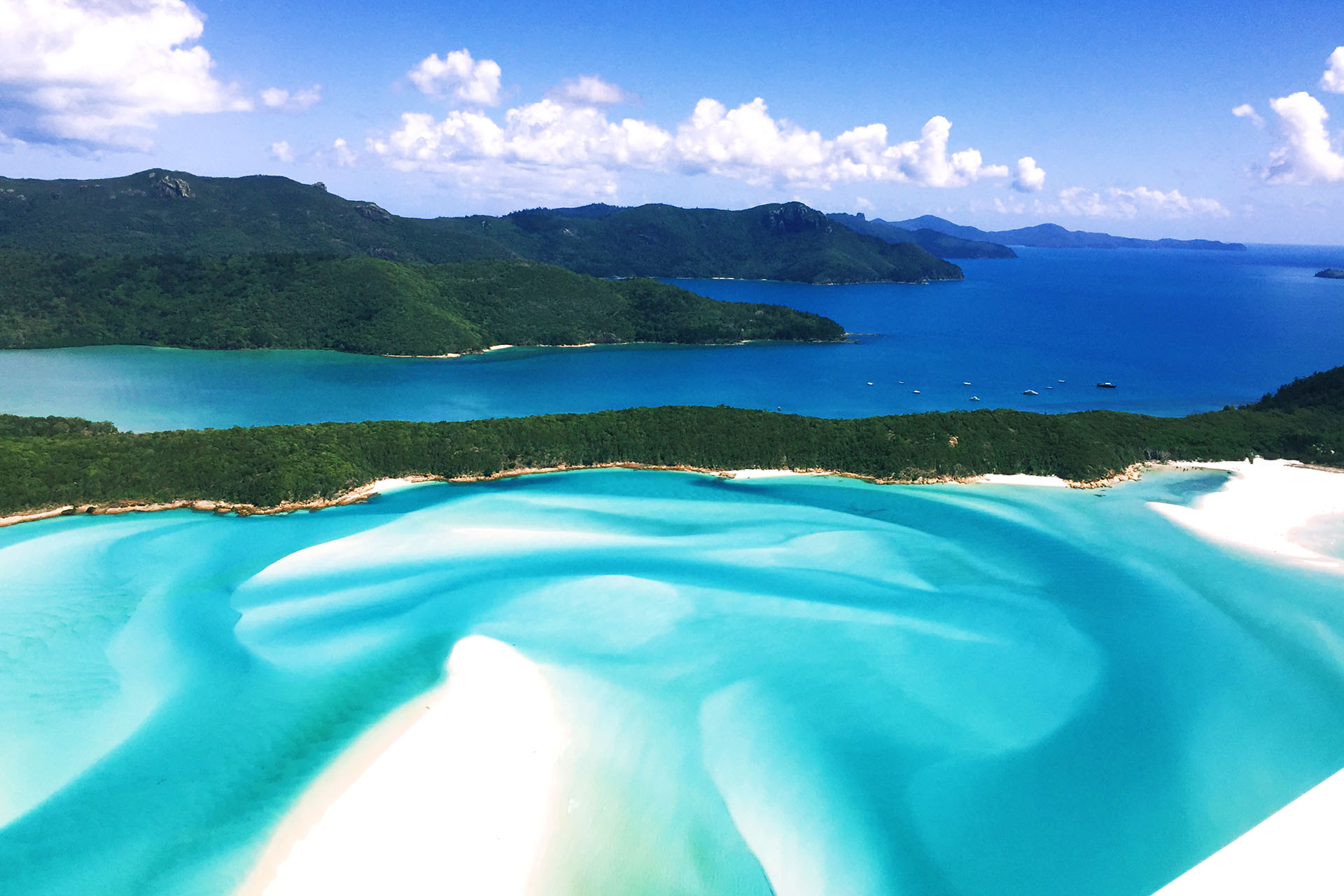 Whitehaven Beach se extiende por más de 7 km y cuenta con arena blanca brillante que se encuentra entre las más puras del mundo. Está justo en el corazón de la Gran Barrera de Coral, y es una de las playas más vírgenes y hermosas del mundo