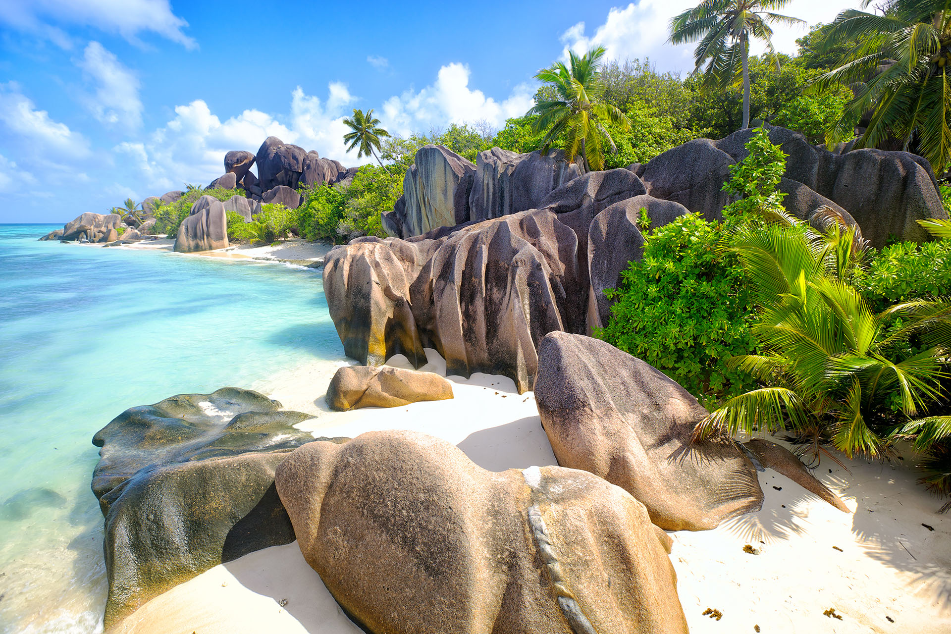 Famosa por ser una de las playas más fotografiadas del mundo, esta tranquila playa es un gran lugar para sumergirse en las aguas poco profundas y cálidas del Océano Índico